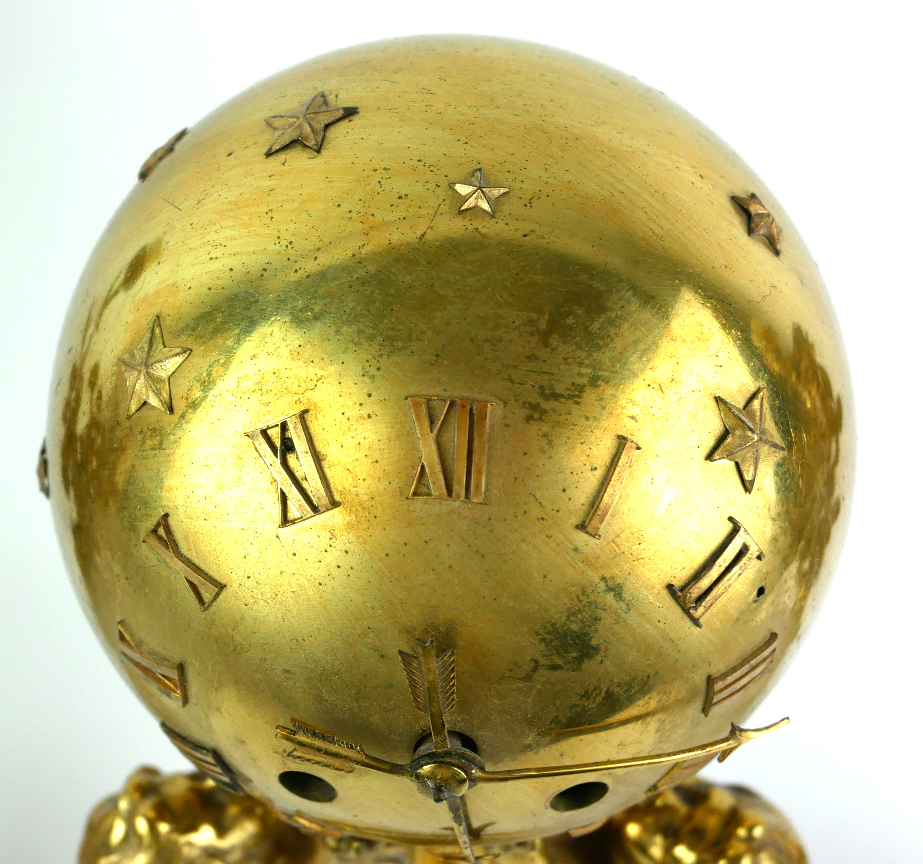 A 19TH CENTURY FRENCH ORMOLU AND MARBLE FIGURAL GLOBE CLOCK GARNITURE SET The spherical globe case - Image 5 of 6