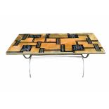 A DECORATIVE MID CENTURY COFFEE TABLE. (h 43cm x d 44.5cm x w 105.5cm)