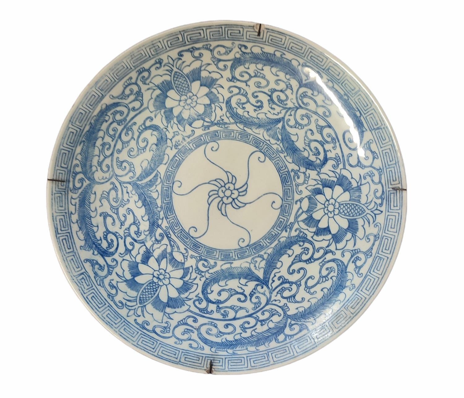 A CHINESE BLUE AND WHITE CHARGER Decorated with floral sprays, bearing seal mark verso. (40cm) - Image 2 of 3