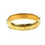 A VINTAGE 9CT GOLD BANGLE With engraved floral decoration. (approx 6.5cm) Condition: good overall