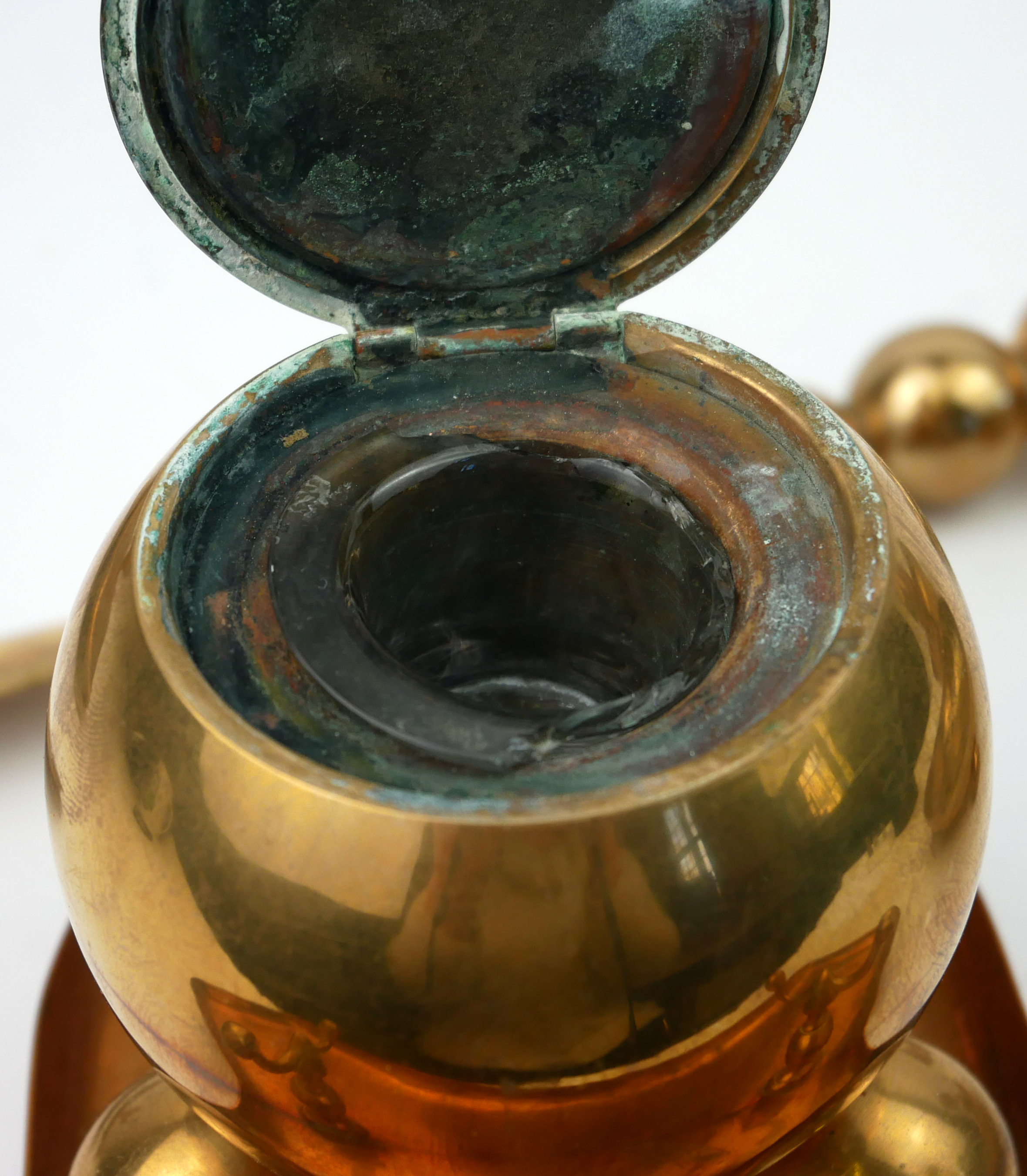 AN ART DECO BRASS DESK SET Comprising an inkstand with spherical inkwell, matching letter knife, - Image 2 of 2