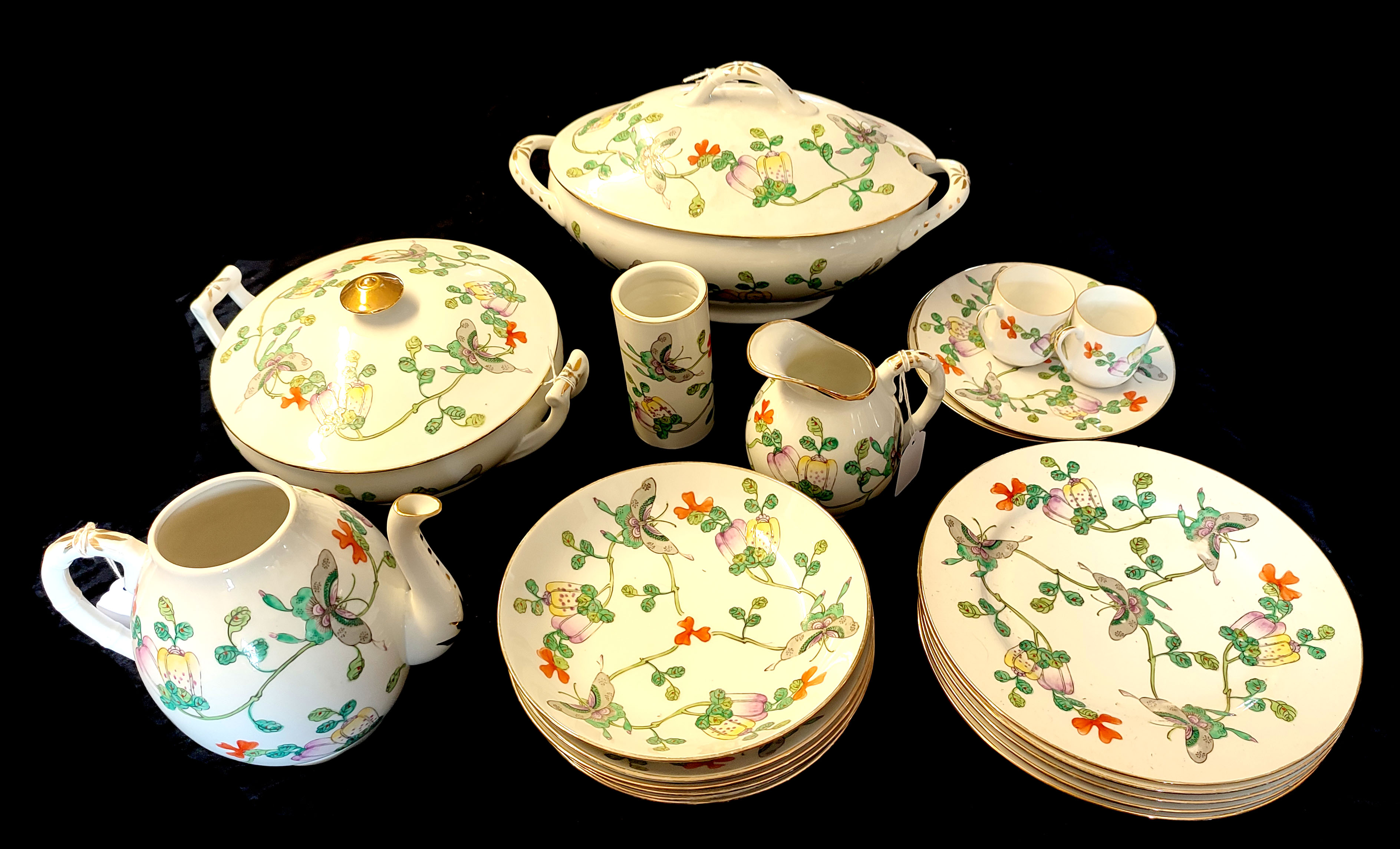 AN EXTENSIVE MID 20TH CENTURY JAPANESE PORCELAIN DINNER SERVICE In Hong Kong design, elaborately