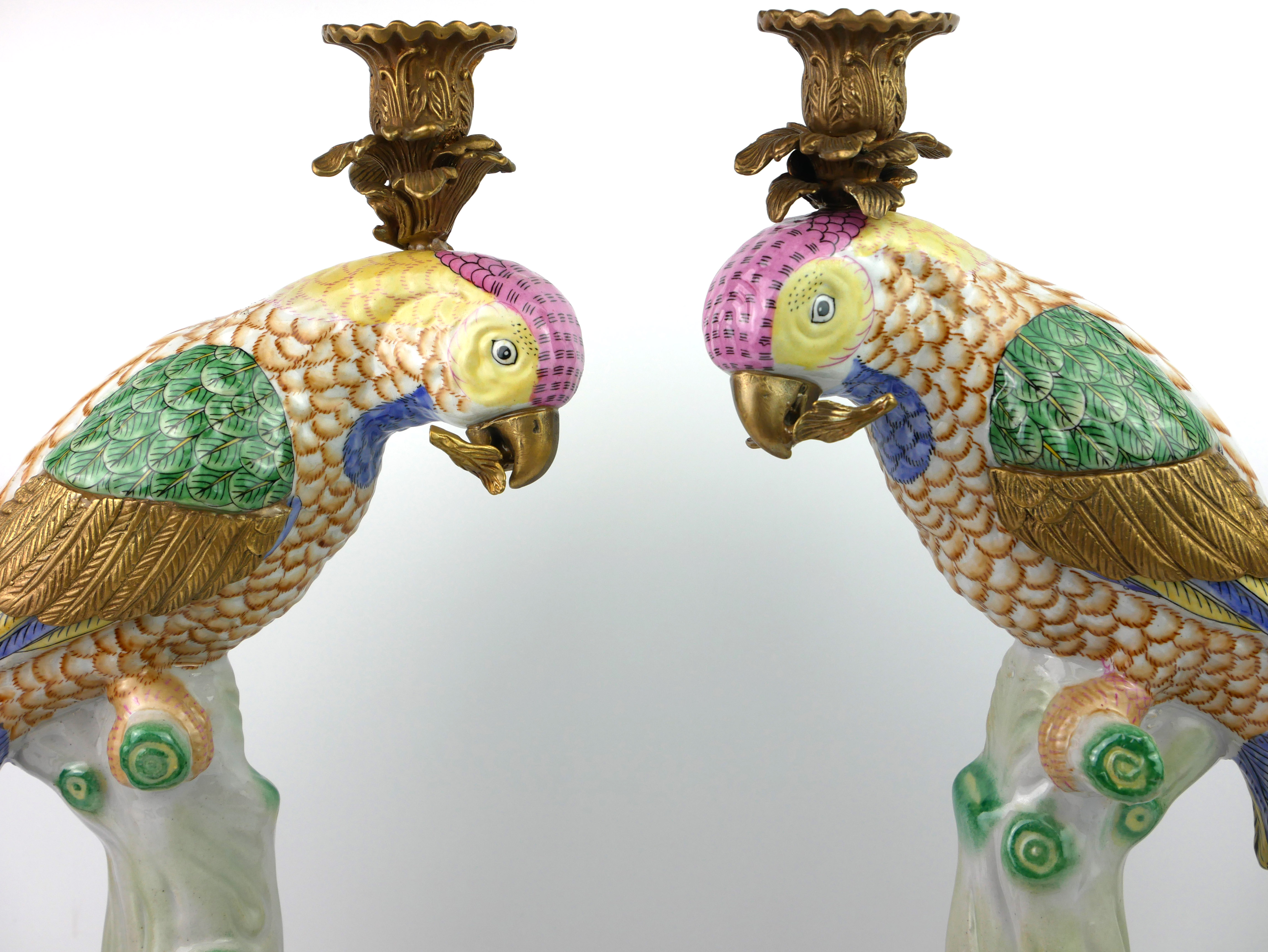 A PAIR OF DECORATIVE 20TH CENTURY PORCELAIN BASED MODELS OF EXOTIC PARROTS MODELLED AS TABLE - Image 2 of 4