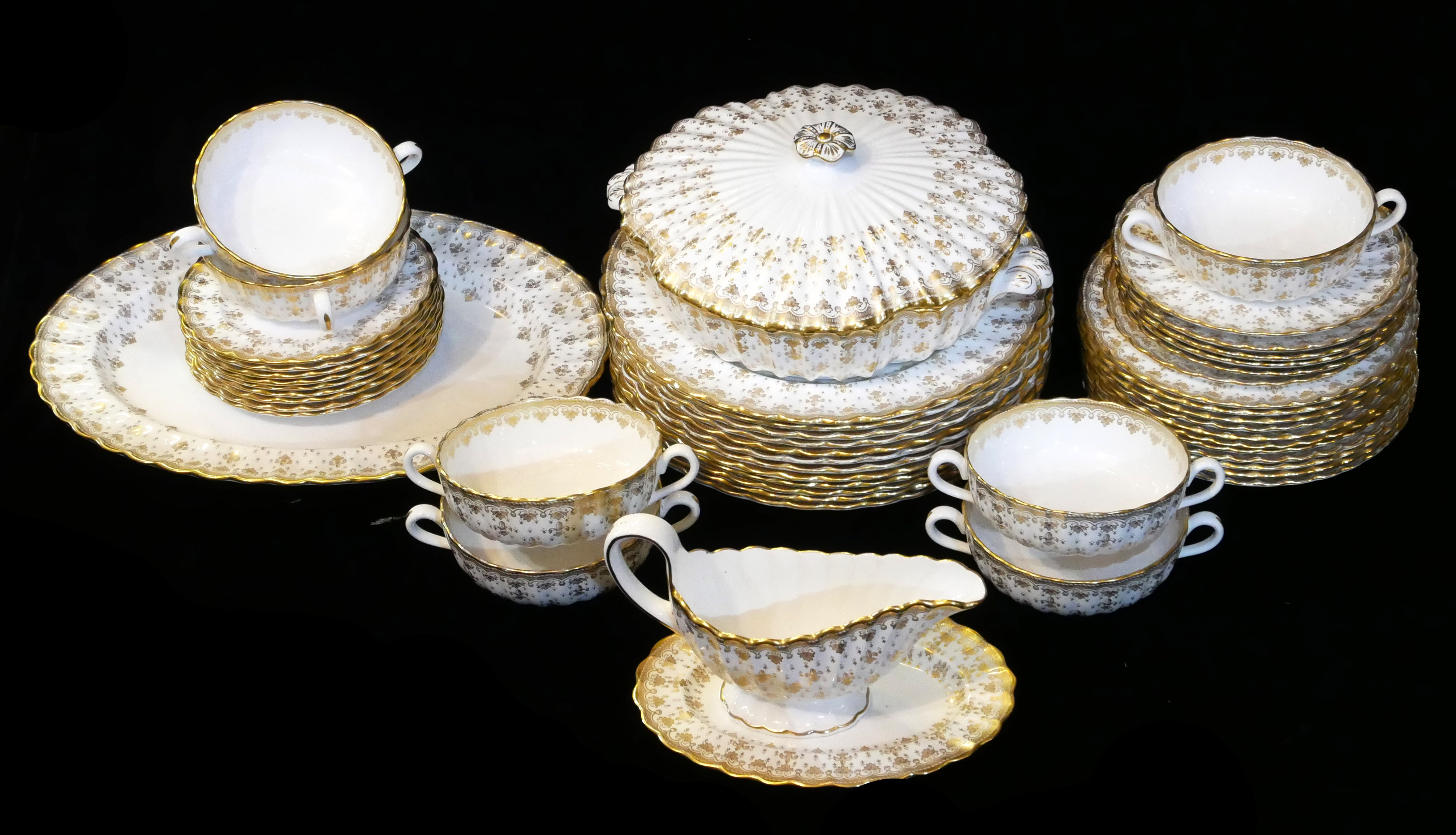 SPODE, A VINTAGE FLEUR-DE-LIS GOLD PORCELAIN DINNER SERVICE Comprising twelve dinner plates,