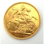 AN EDWARDIAN 22CT GOLD FULL SOVEREIGN COIN, DATED 1907 With King George and Dragon verso. Condition: