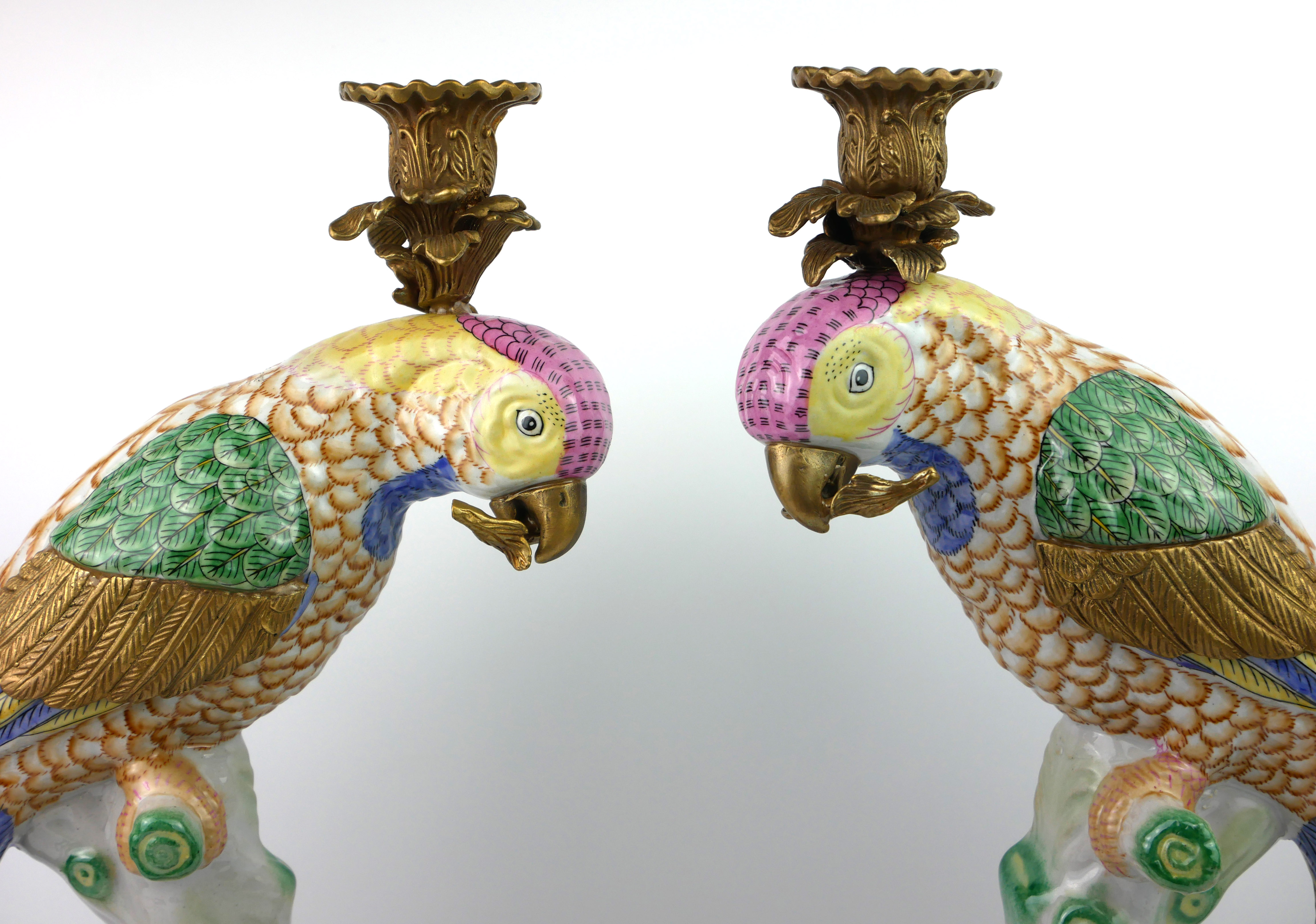 A PAIR OF DECORATIVE 20TH CENTURY PORCELAIN BASED MODELS OF EXOTIC PARROTS MODELLED AS TABLE - Image 3 of 4