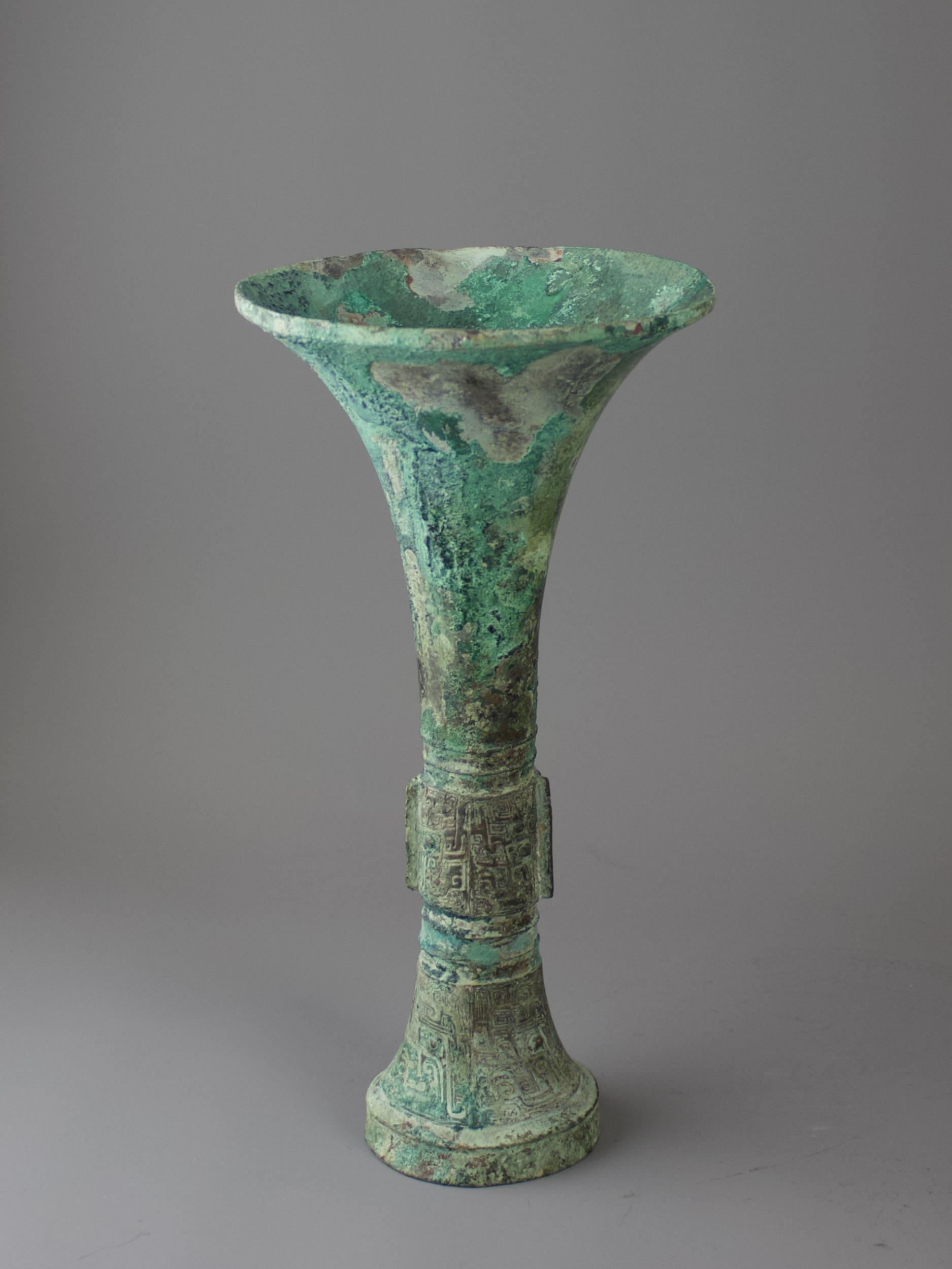 A bronze gu beaker vase, with bands of Taotie masks in low relief on the central bulb and above - Image 5 of 11