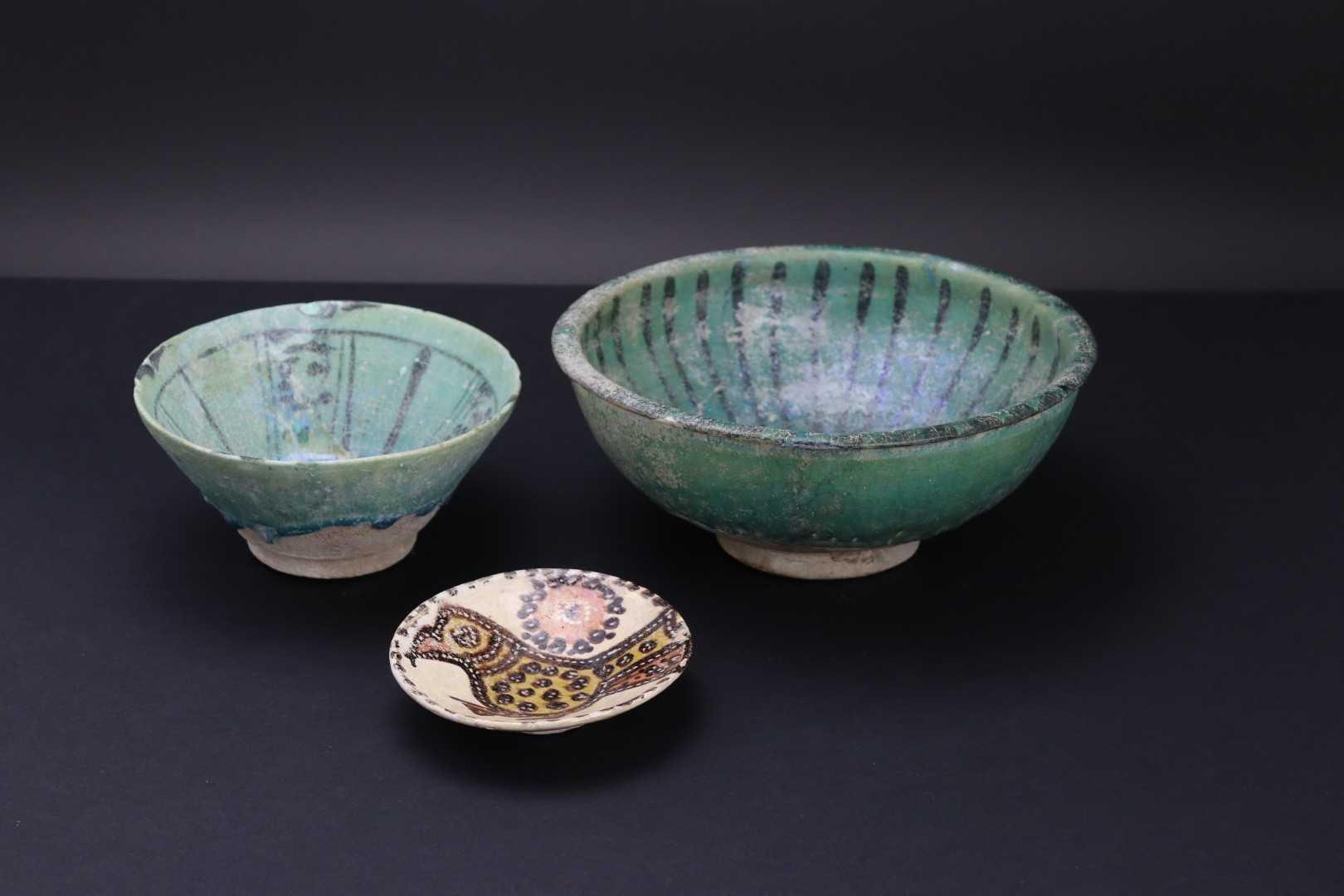 A Samanid pottery bowl, decorated with a bird, 10th/11th century, and two turquoise glazed Kashan - Image 2 of 4