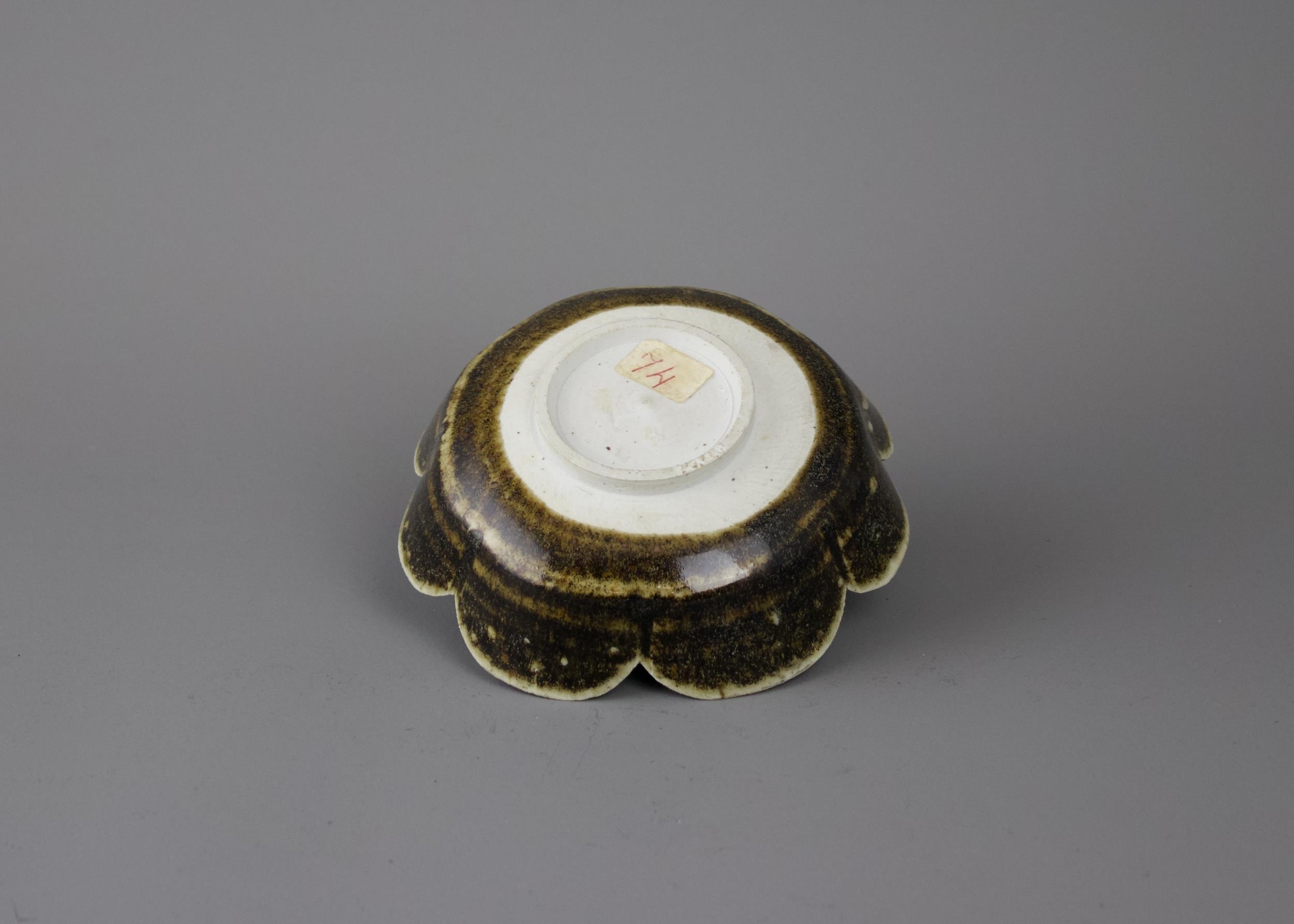 A Flower shaped Blackware Dish, Southern Song Dynasty - - W11.2cm H3.5cm - - with rounded lobed - Image 2 of 2