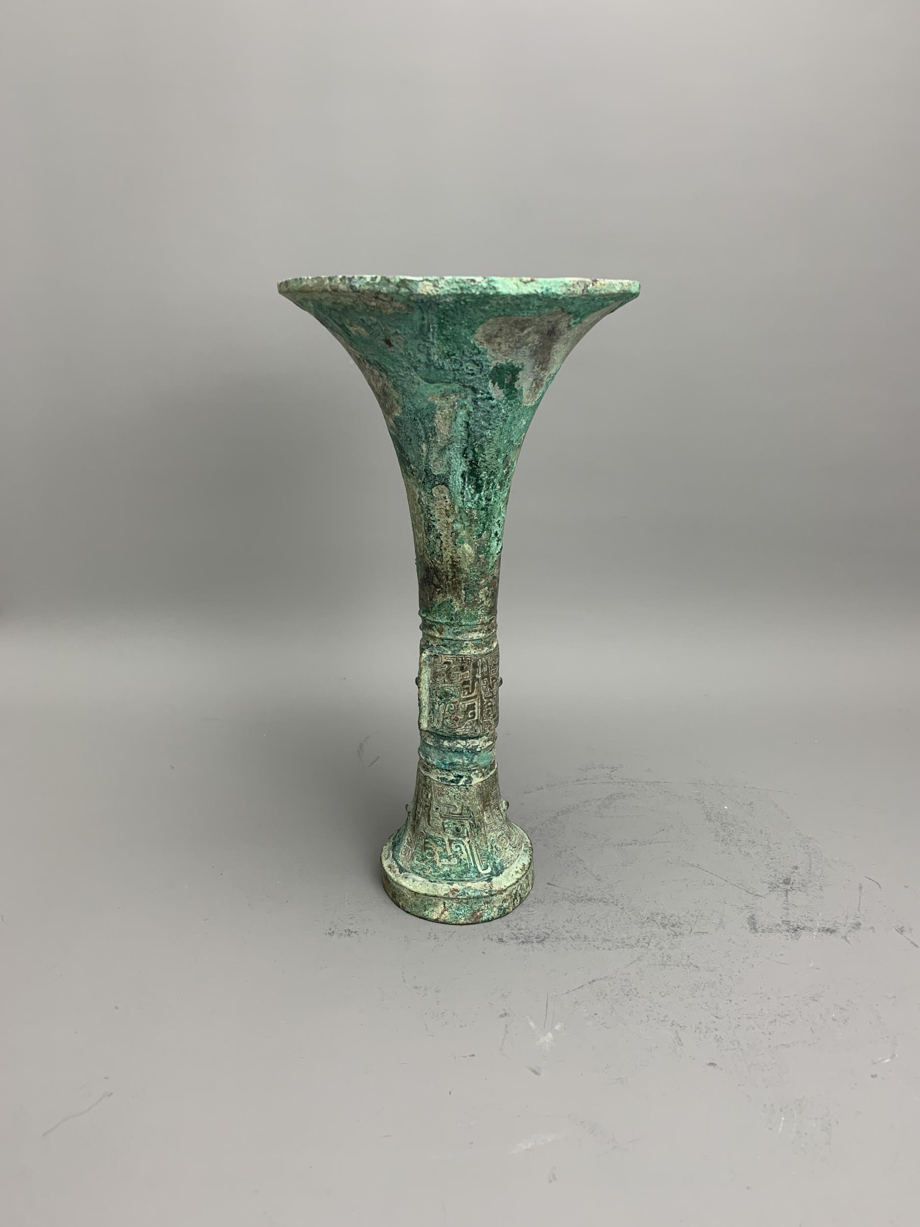 A bronze gu beaker vase, with bands of Taotie masks in low relief on the central bulb and above - Image 6 of 11