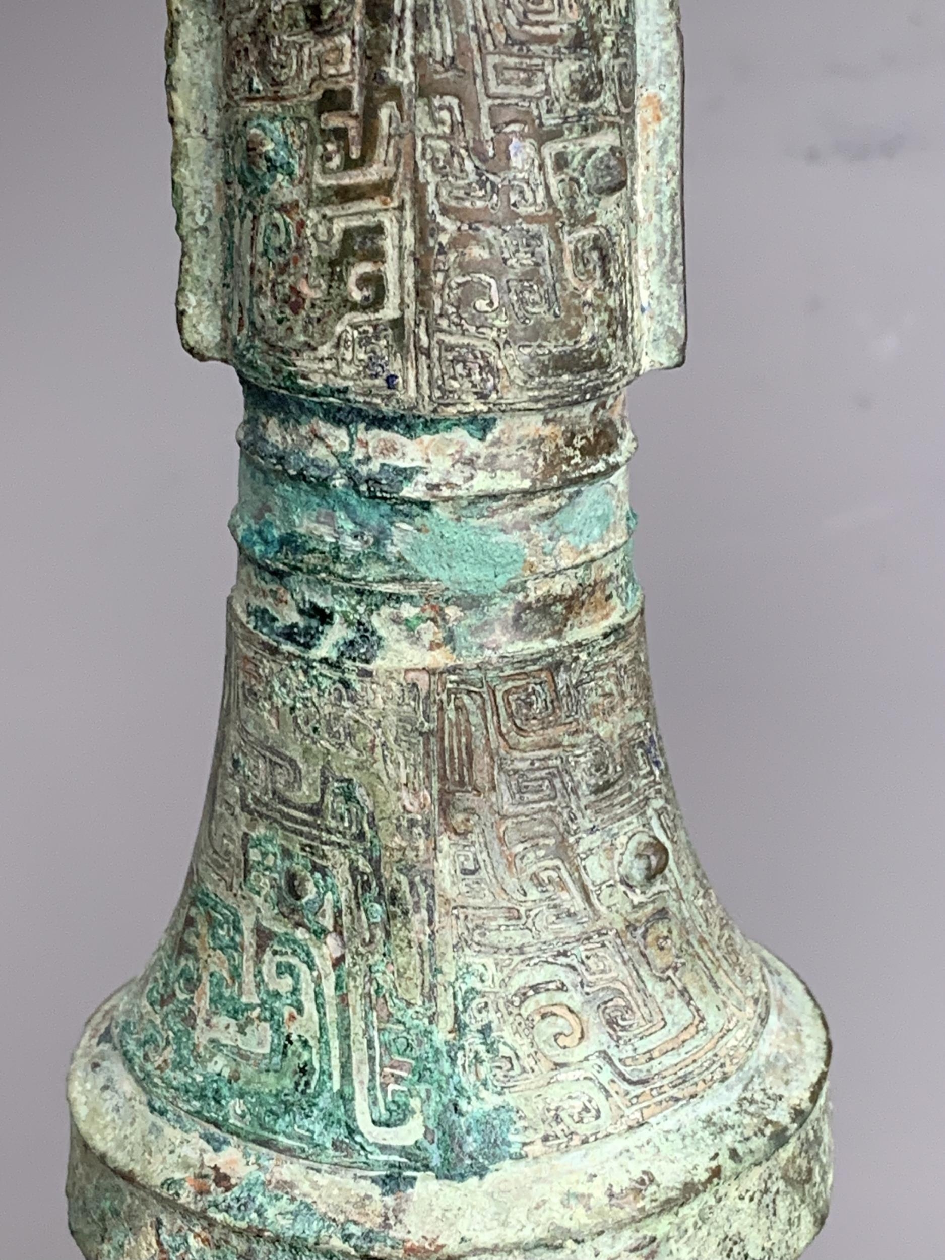 A bronze gu beaker vase, with bands of Taotie masks in low relief on the central bulb and above - Image 11 of 11