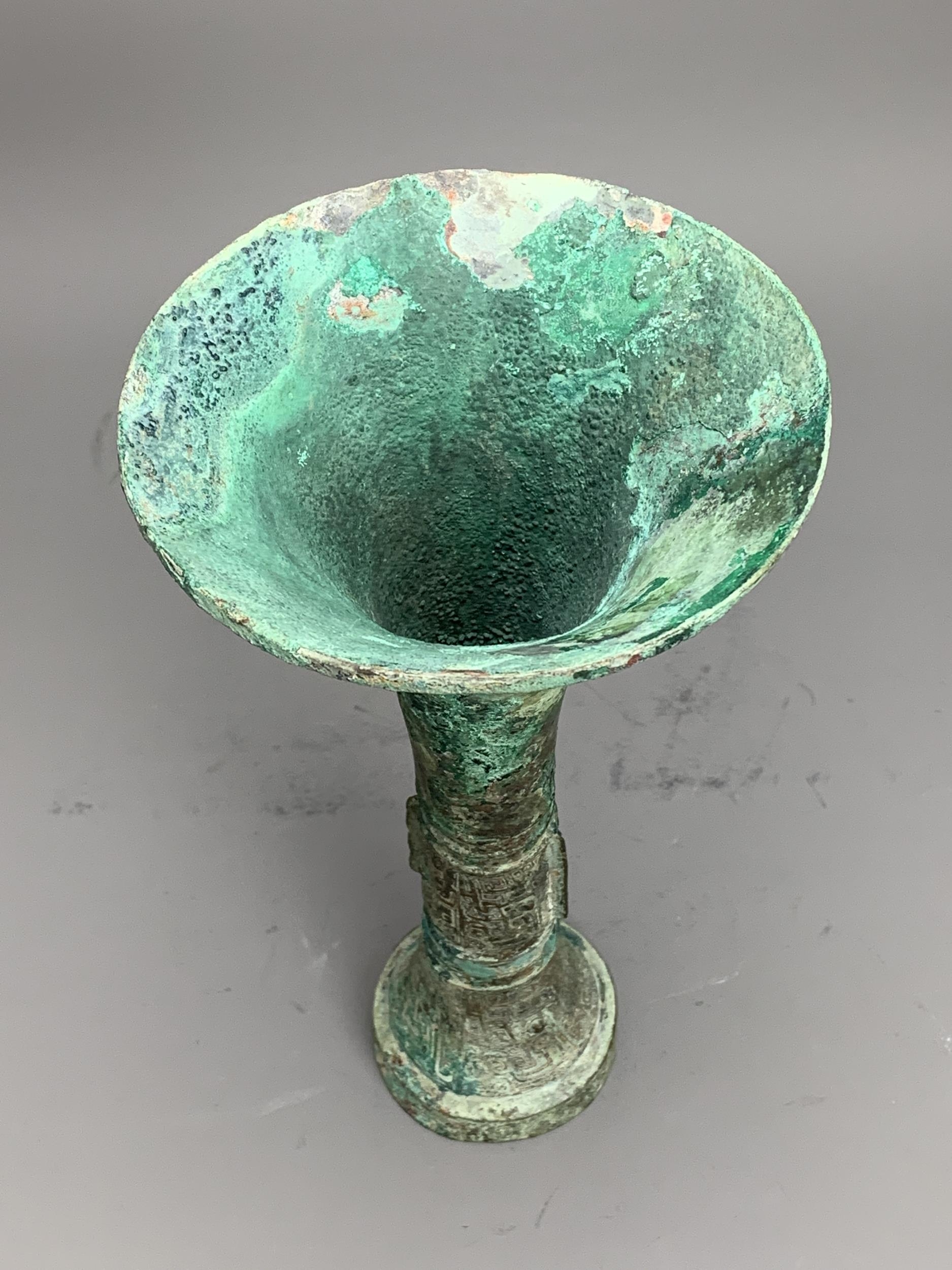 A bronze gu beaker vase, with bands of Taotie masks in low relief on the central bulb and above - Image 8 of 11