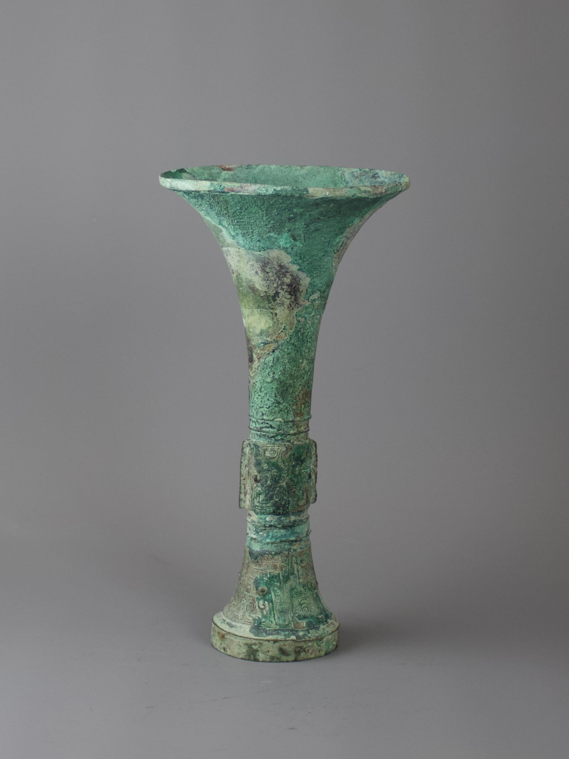 A bronze gu beaker vase, with bands of Taotie masks in low relief on the central bulb and above - Image 2 of 11