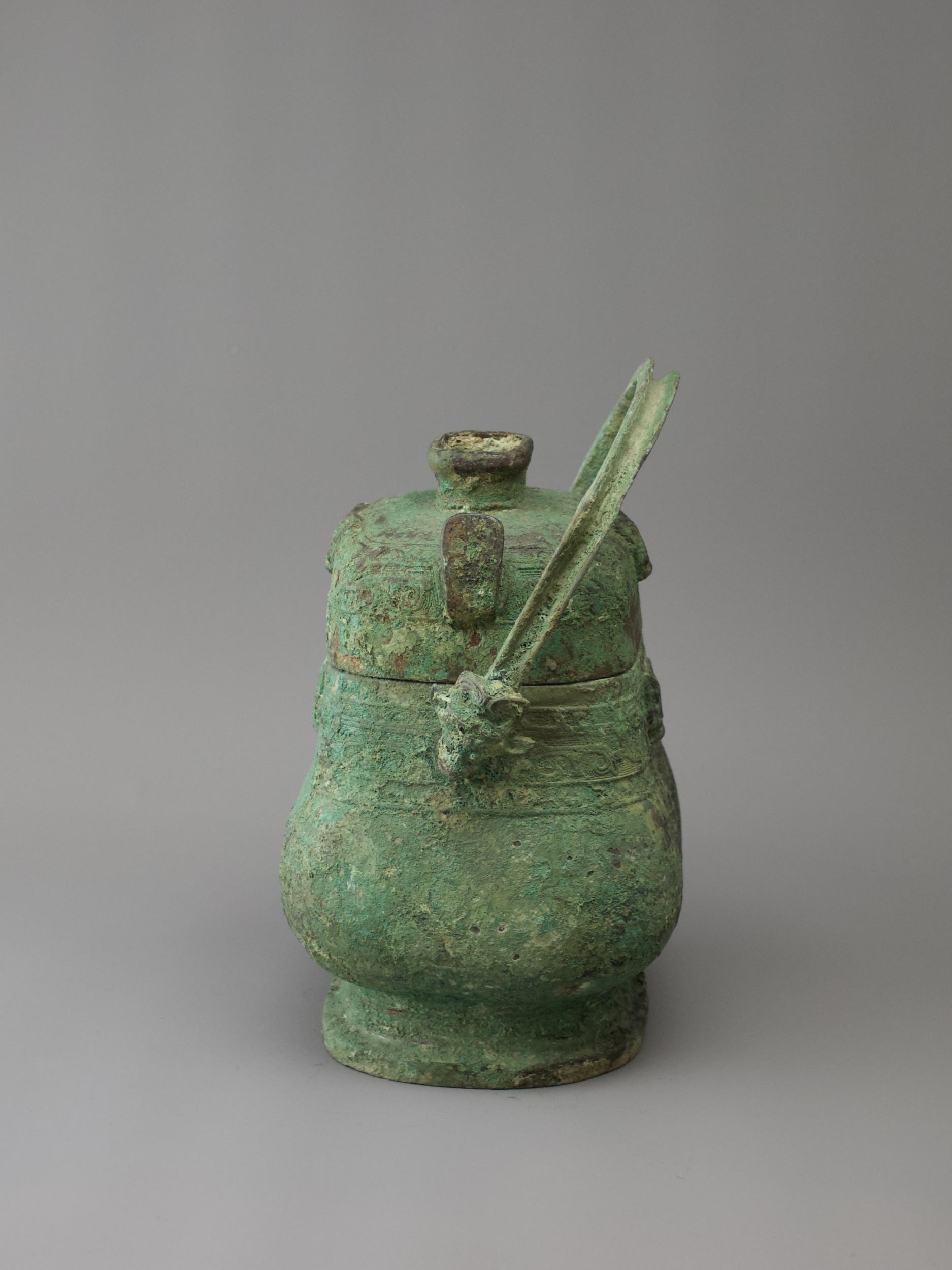 A bronze you and cover, the swing handle with horned beast head terminals, early Western Zhou - Image 2 of 5