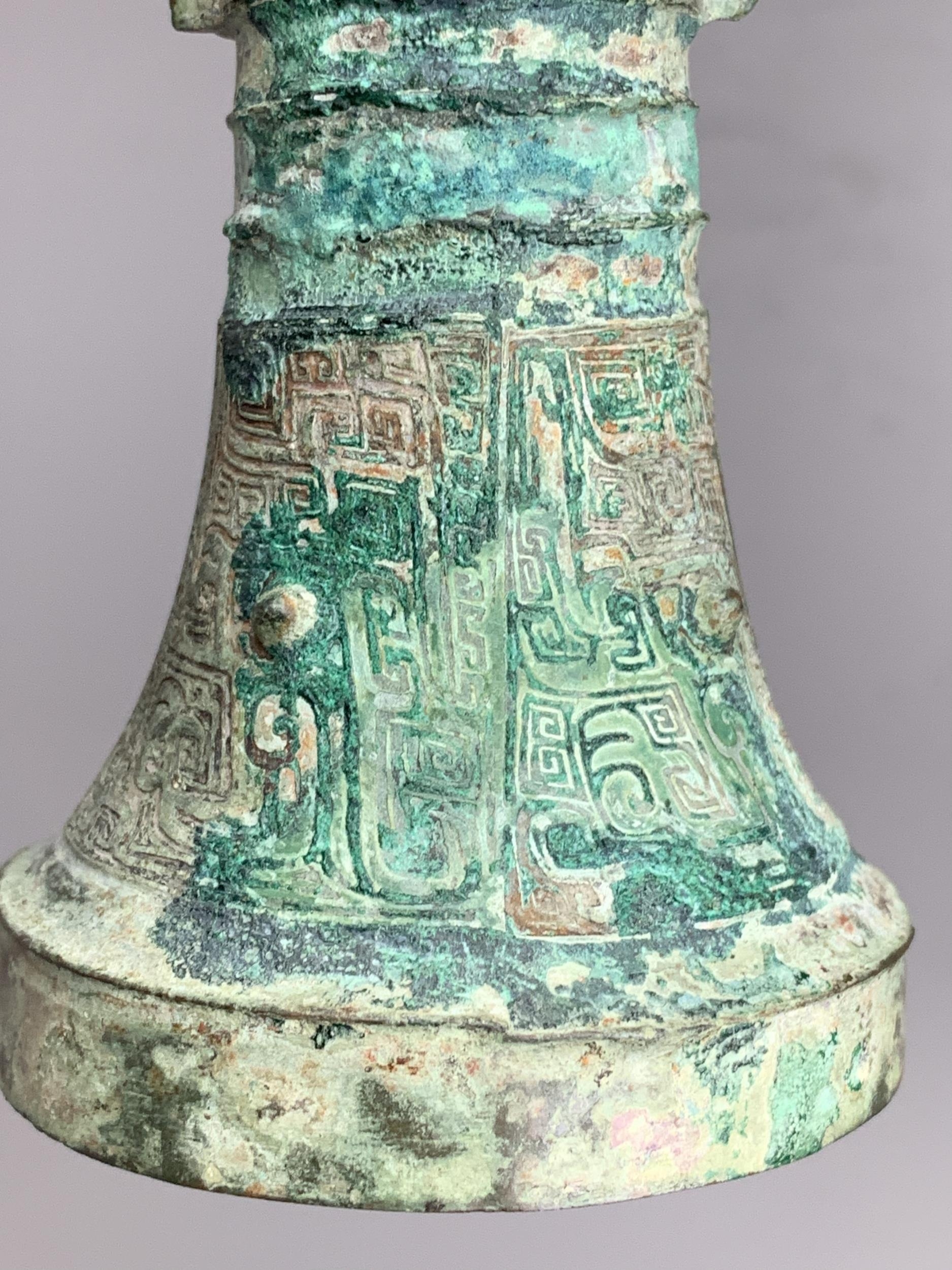 A bronze gu beaker vase, with bands of Taotie masks in low relief on the central bulb and above - Image 9 of 11