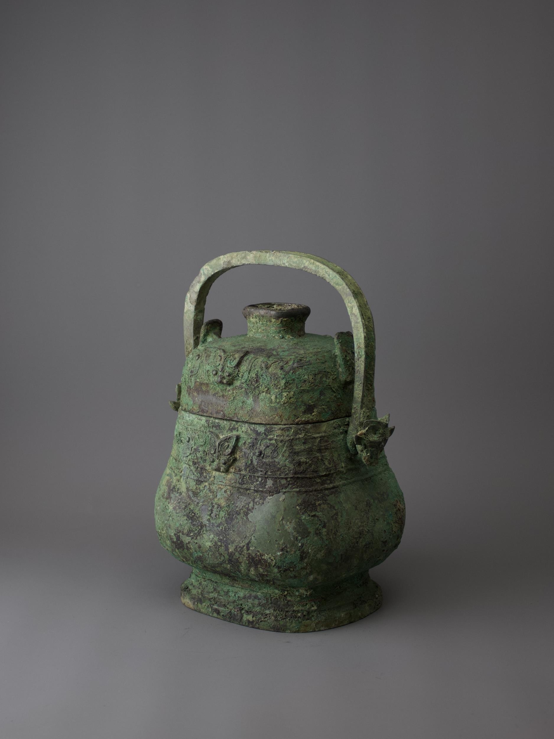 A bronze you and cover, the swing handle with horned beast head terminals, early Western Zhou - Image 4 of 5