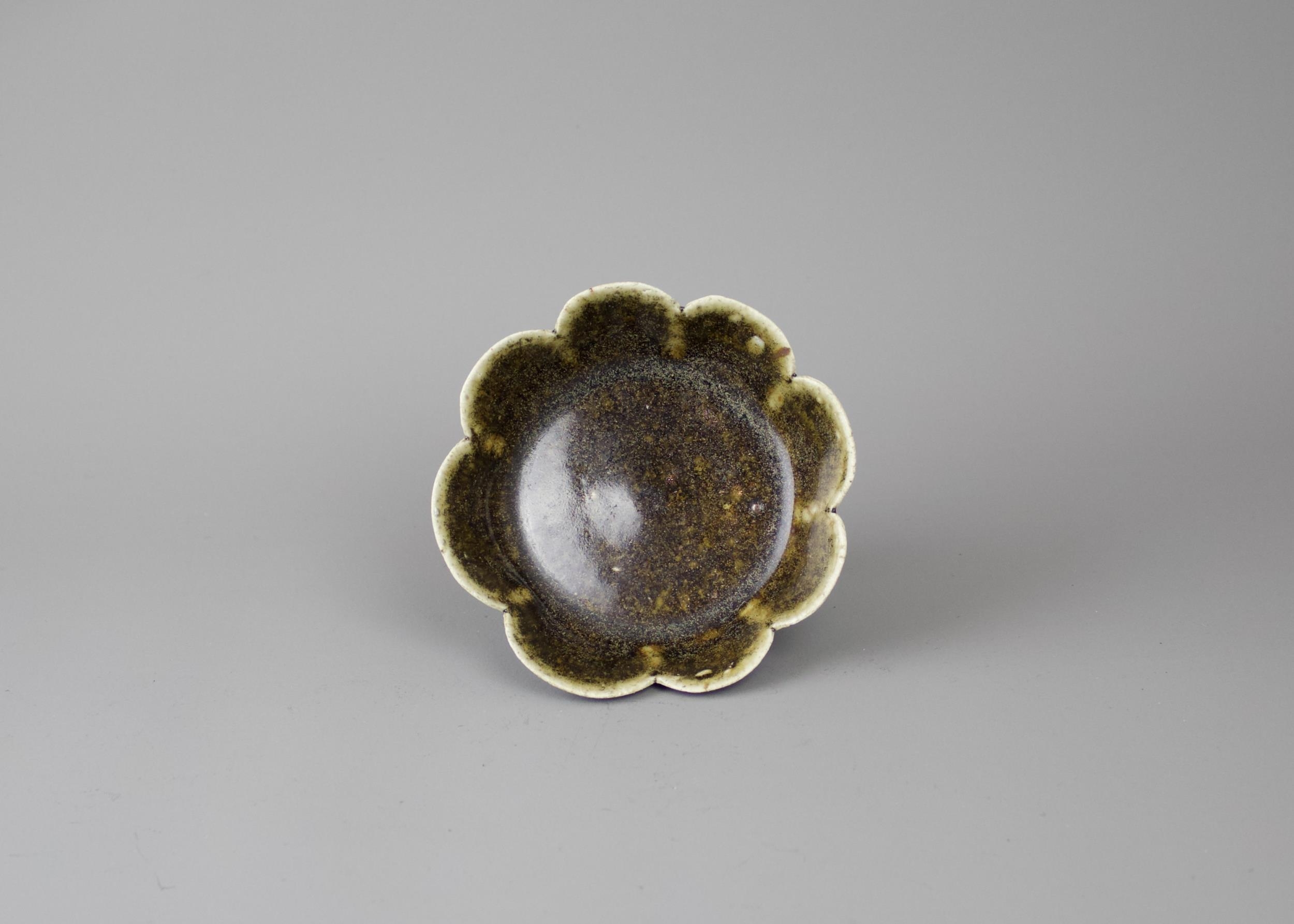 A Flower shaped Blackware Dish, Southern Song Dynasty - - W11.2cm H3.5cm - - with rounded lobed