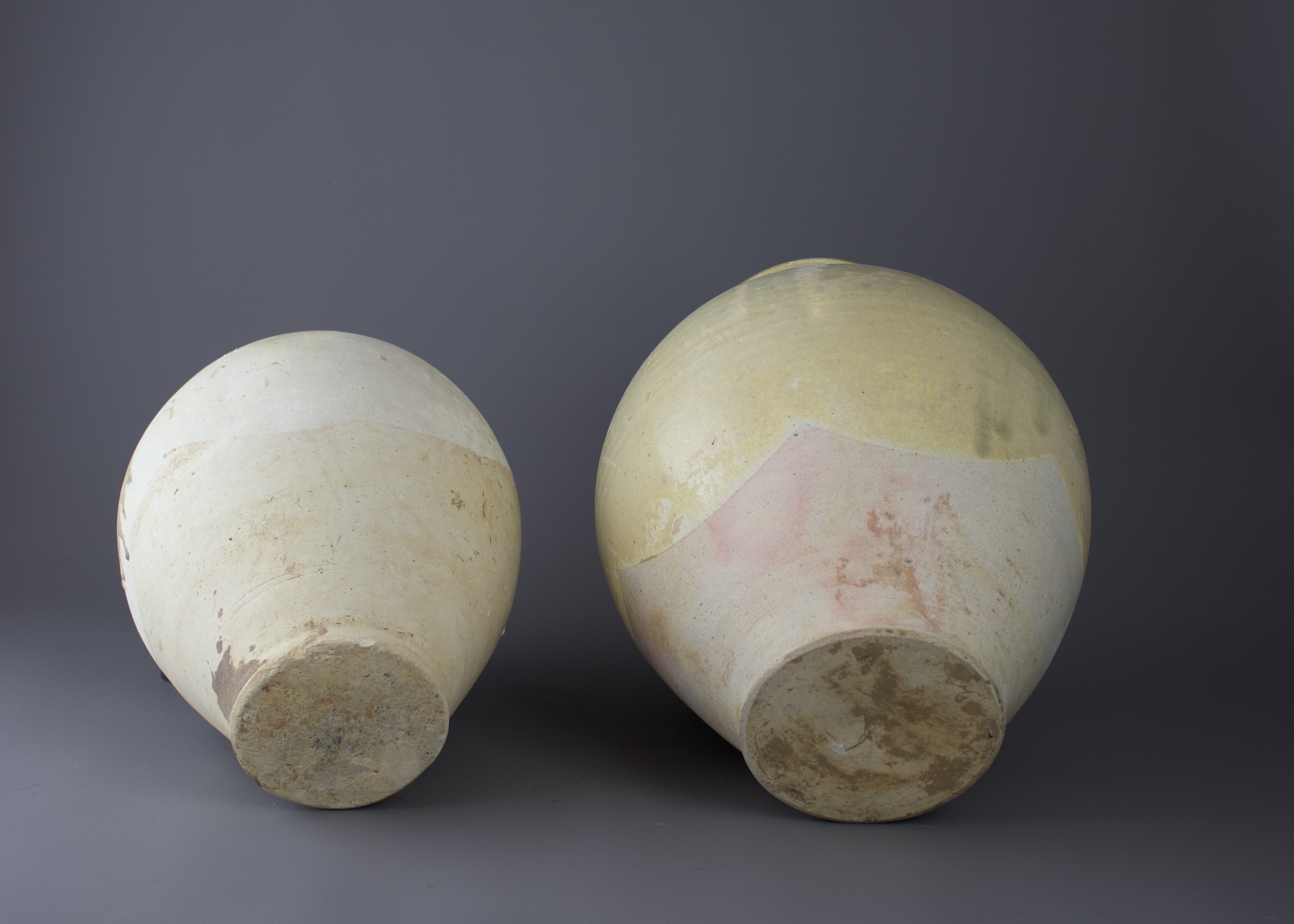 Two strawglazed ovoid Pottery Jars, Tang Dynasty H27cm and H24cm with the glaze stopping short of - Image 2 of 3