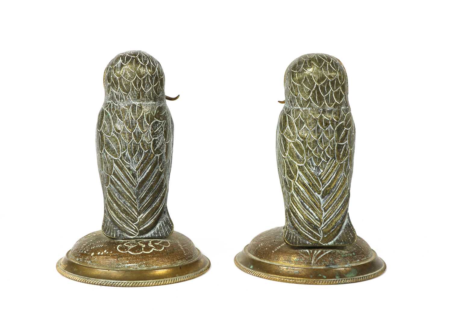 A pair of gilt metal standing owls - Bild 4 aus 4