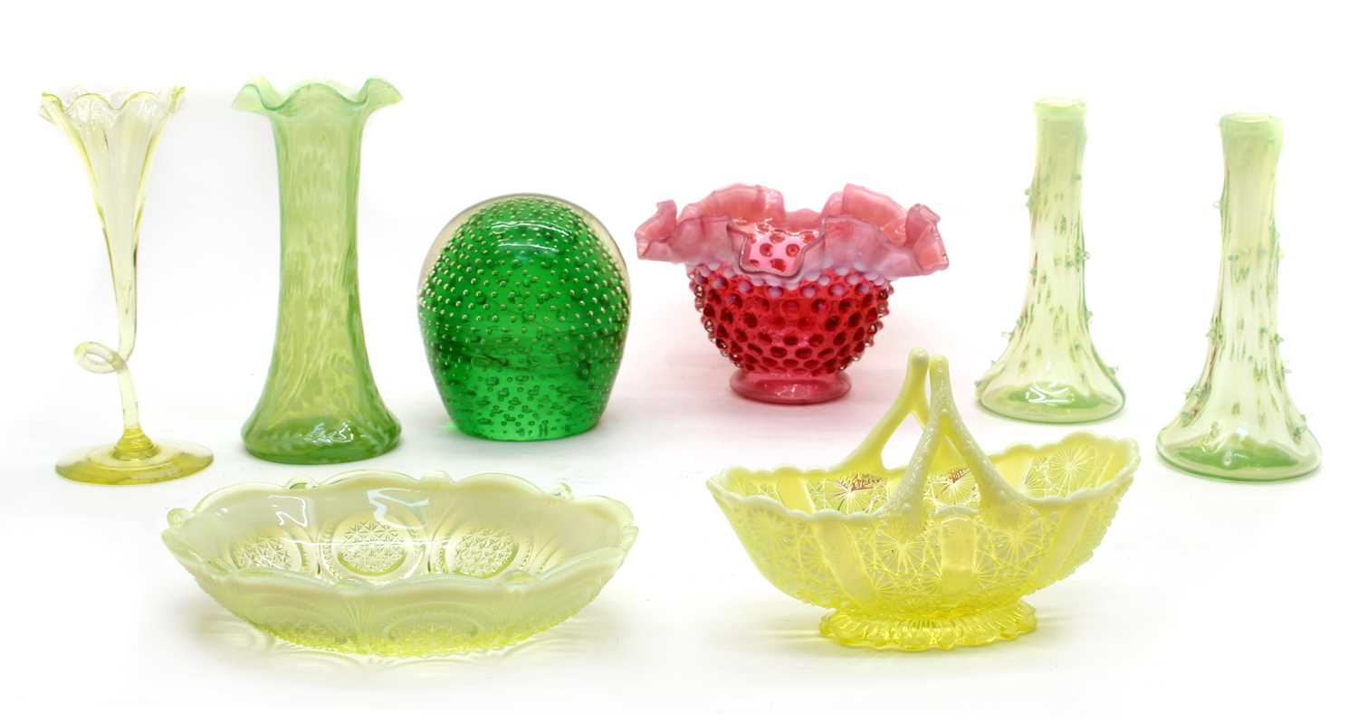 Eight items of coloured glassware - Bild 2 aus 2