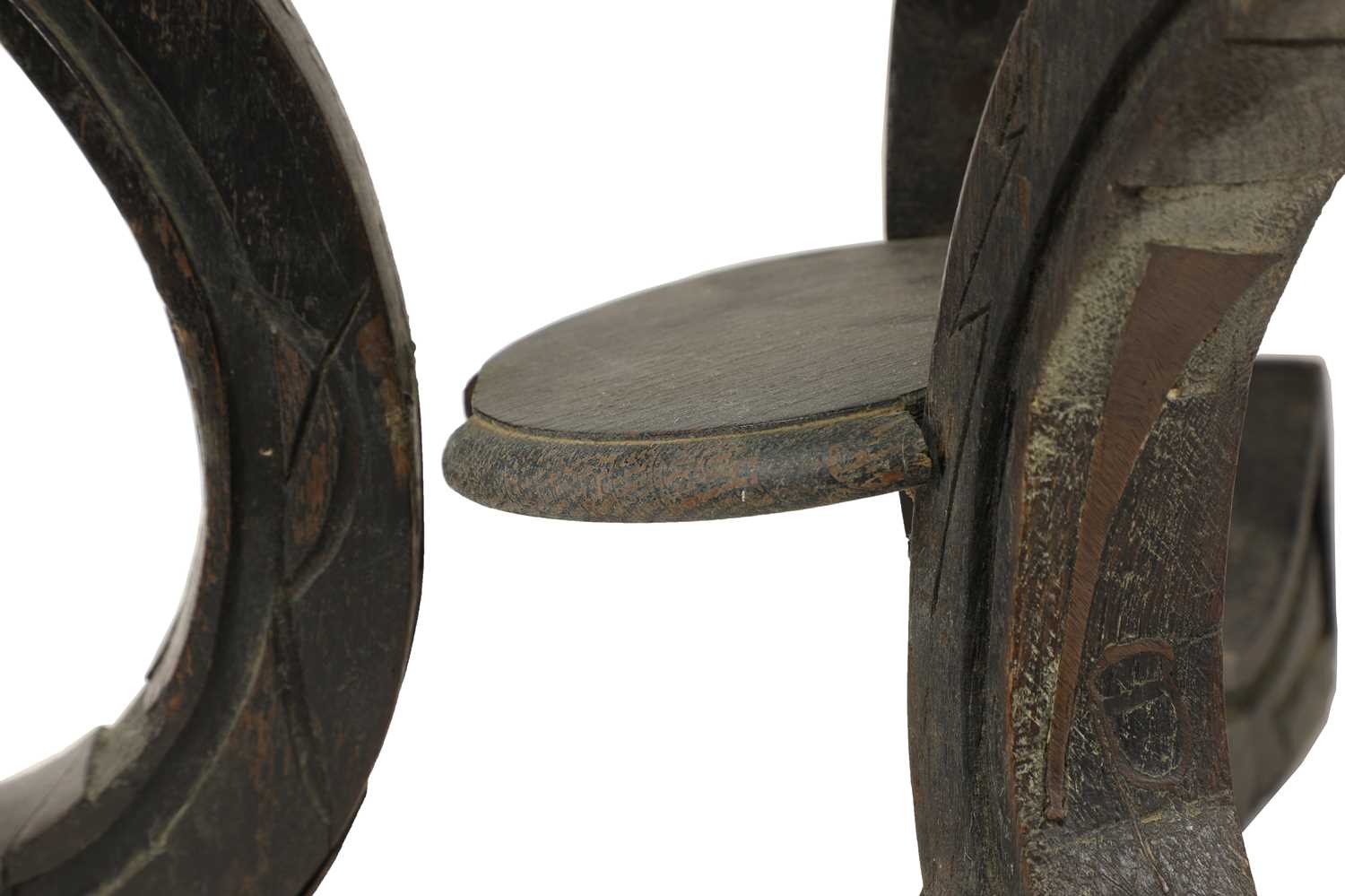 A carved and inlaid talismanic stool, - Bild 4 aus 6