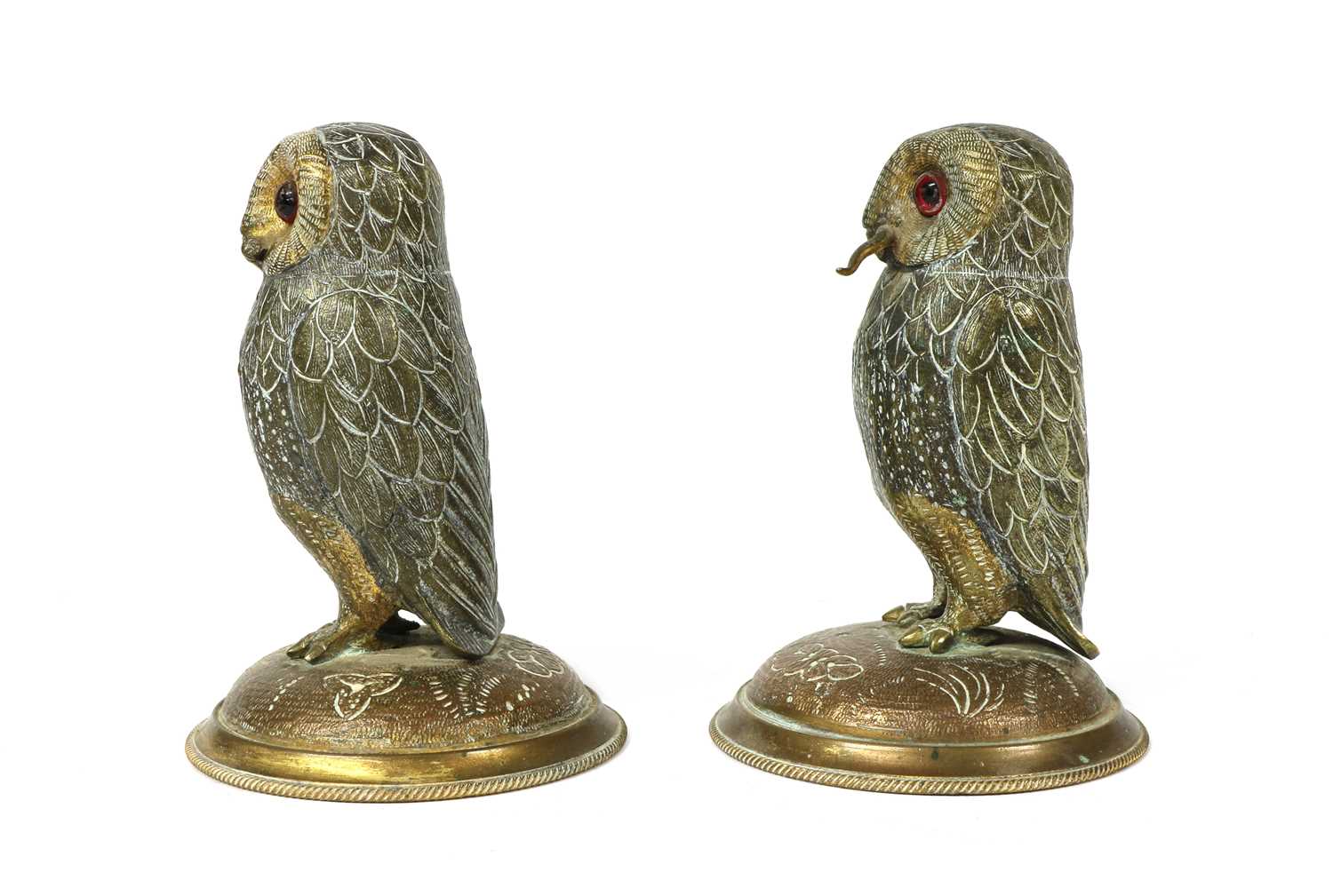 A pair of gilt metal standing owls - Bild 3 aus 4