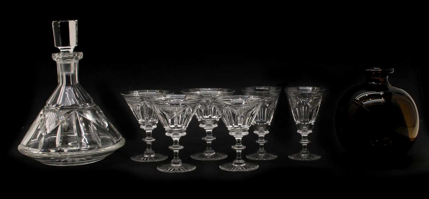 An Art Deco style 'Tudor' crystal glass decanter and four plus two glasses - Bild 2 aus 2