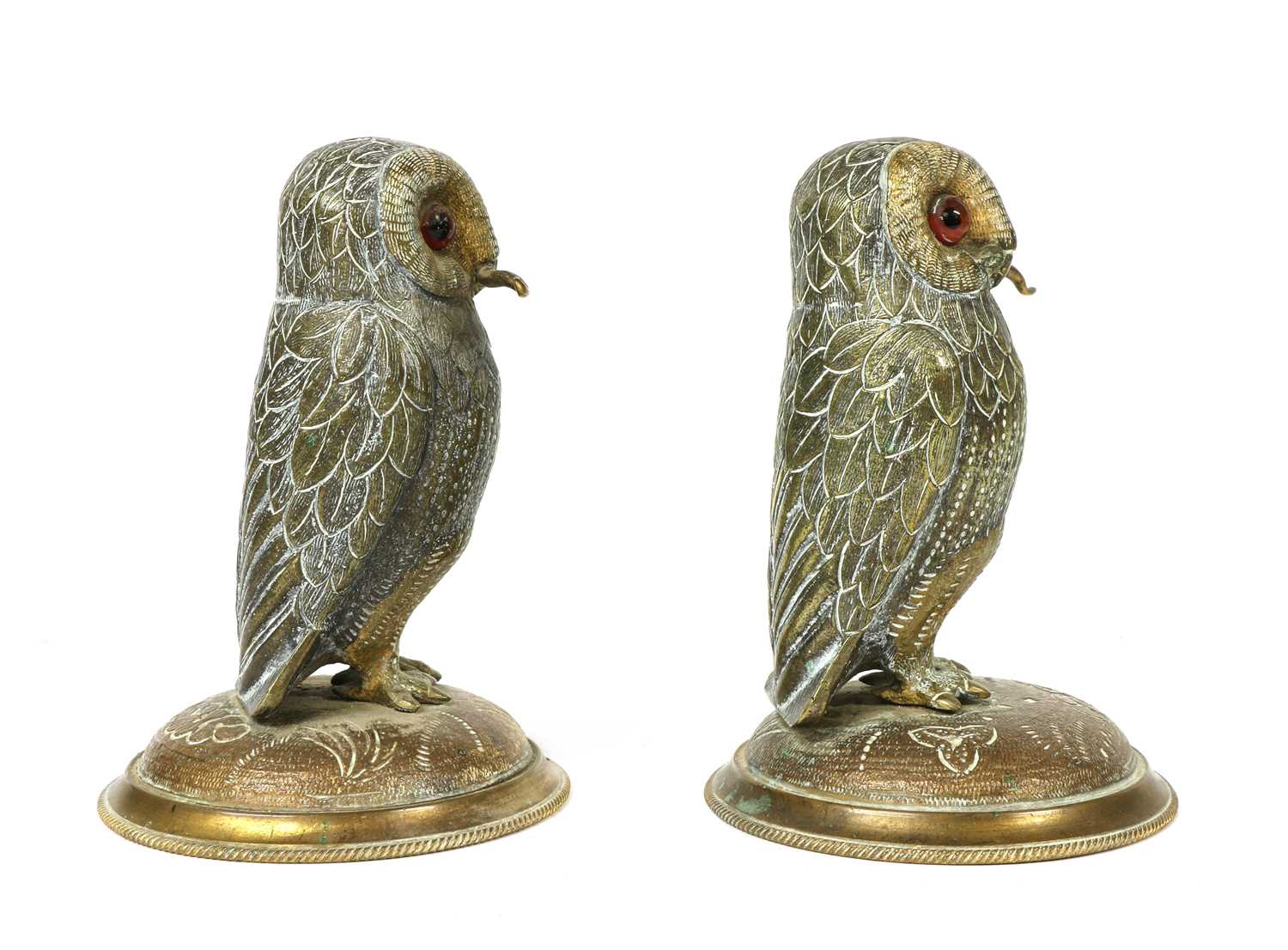 A pair of gilt metal standing owls - Bild 2 aus 4