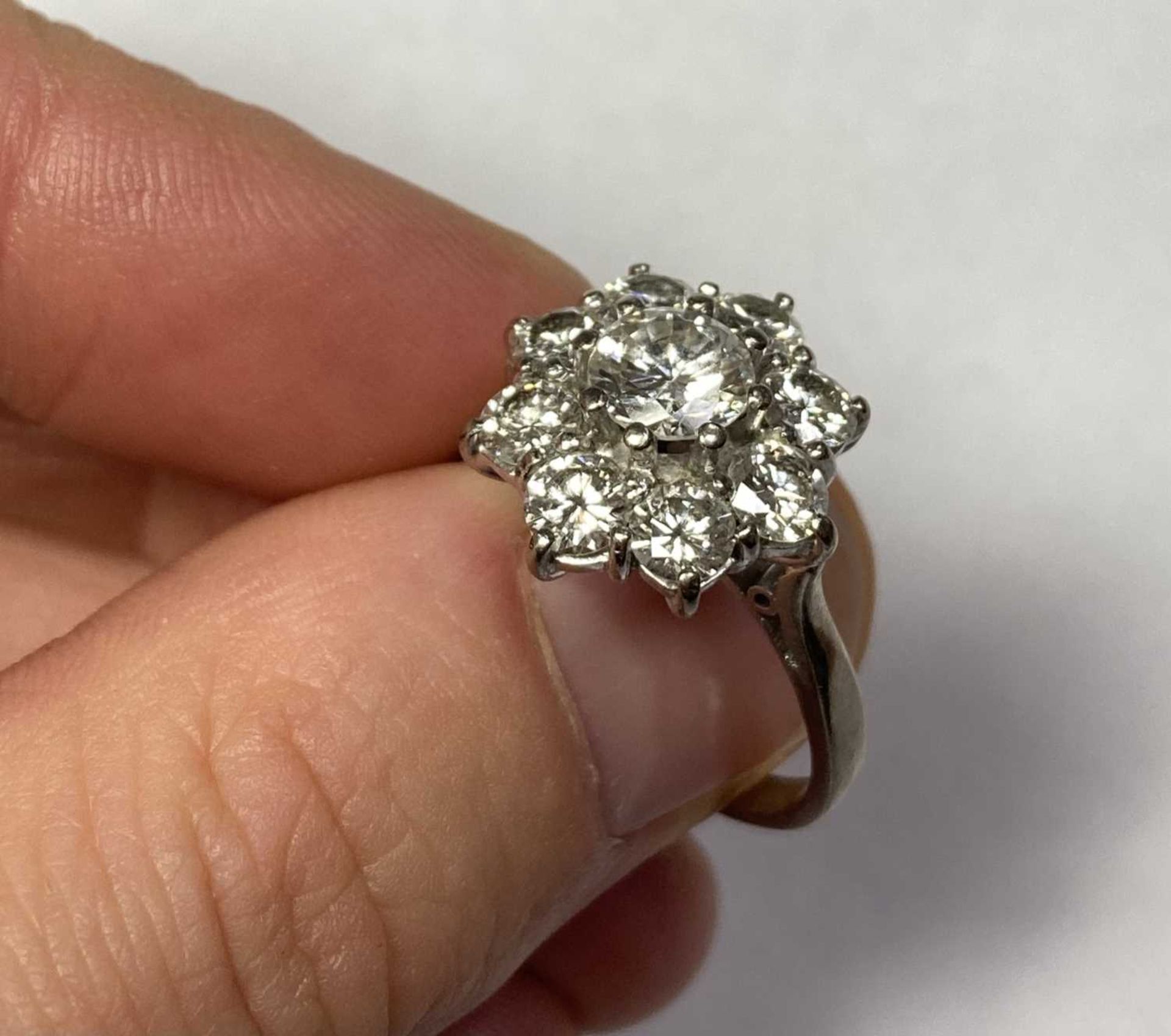 A white gold diamond cluster ring, - Bild 8 aus 9