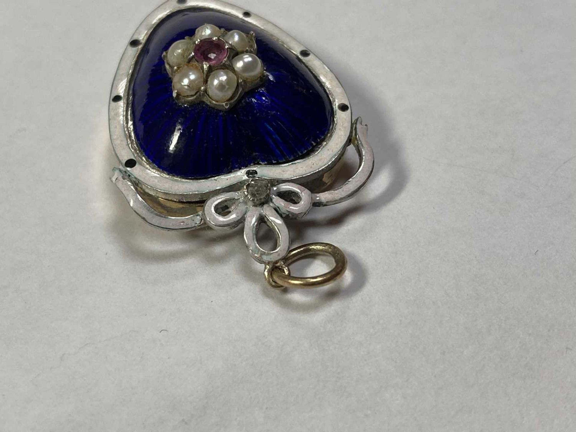 A gold and silver, ruby, split pearl, diamond and enamel heart pendant, - Bild 9 aus 9
