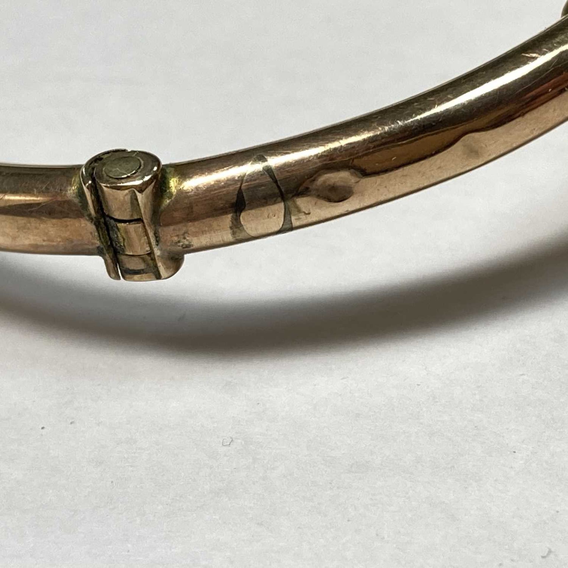 A gold opal set hollow hinged bangle, - Bild 4 aus 8