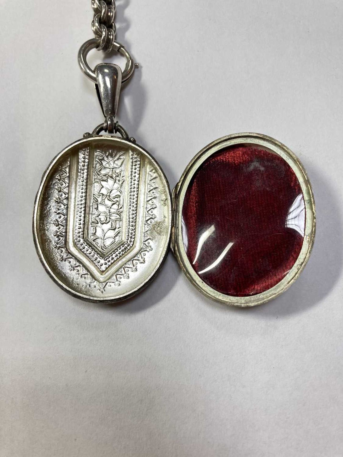 A Victorian sterling silver locket and collar, - Bild 6 aus 8