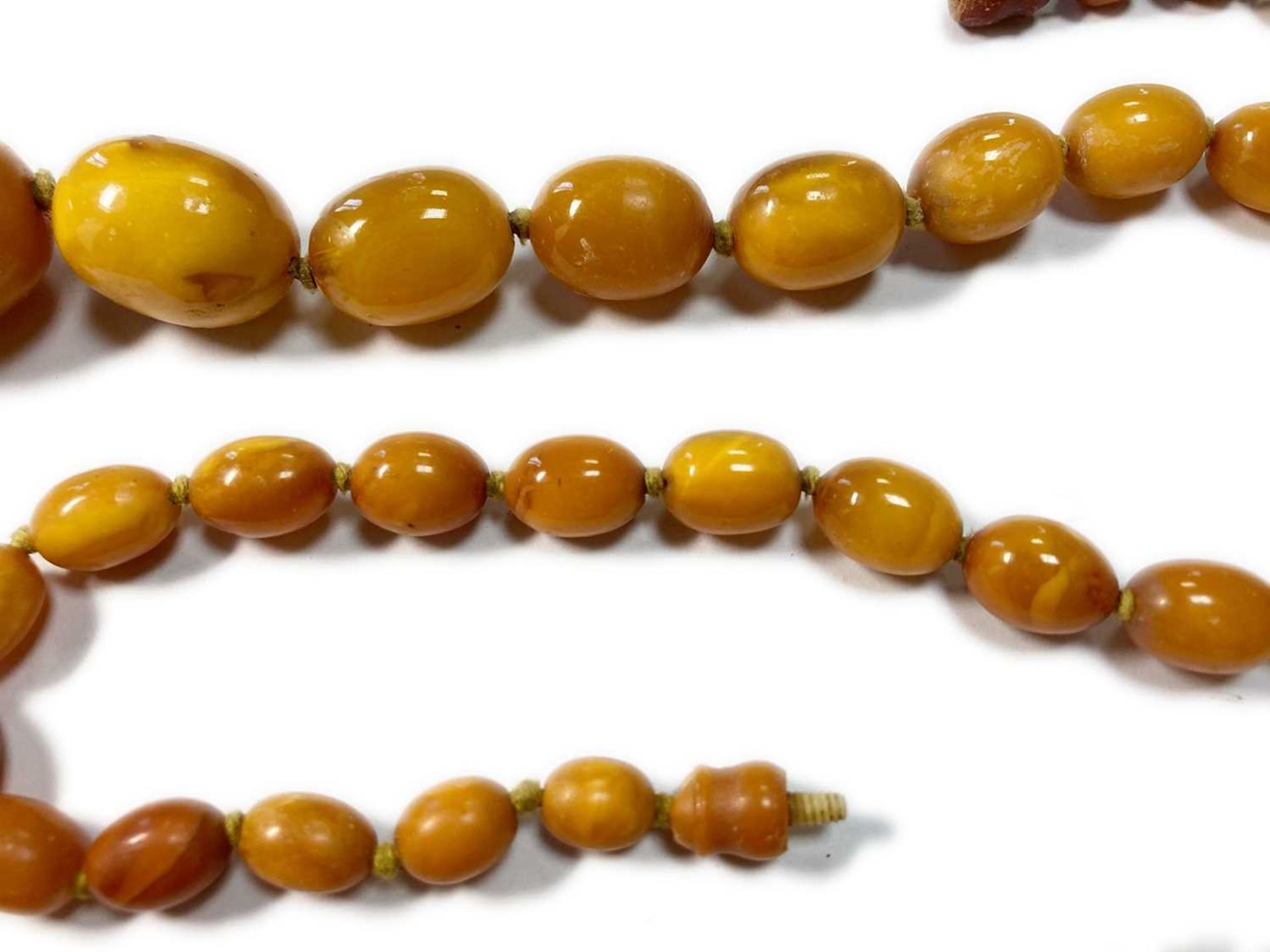 A single row graduated olive-shaped butterscotch amber bead necklace, - Image 4 of 12