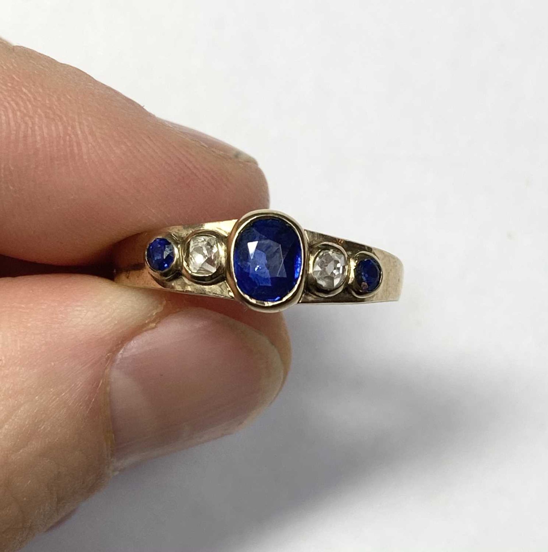 A gold sapphire and diamond five stone ring, - Bild 5 aus 6