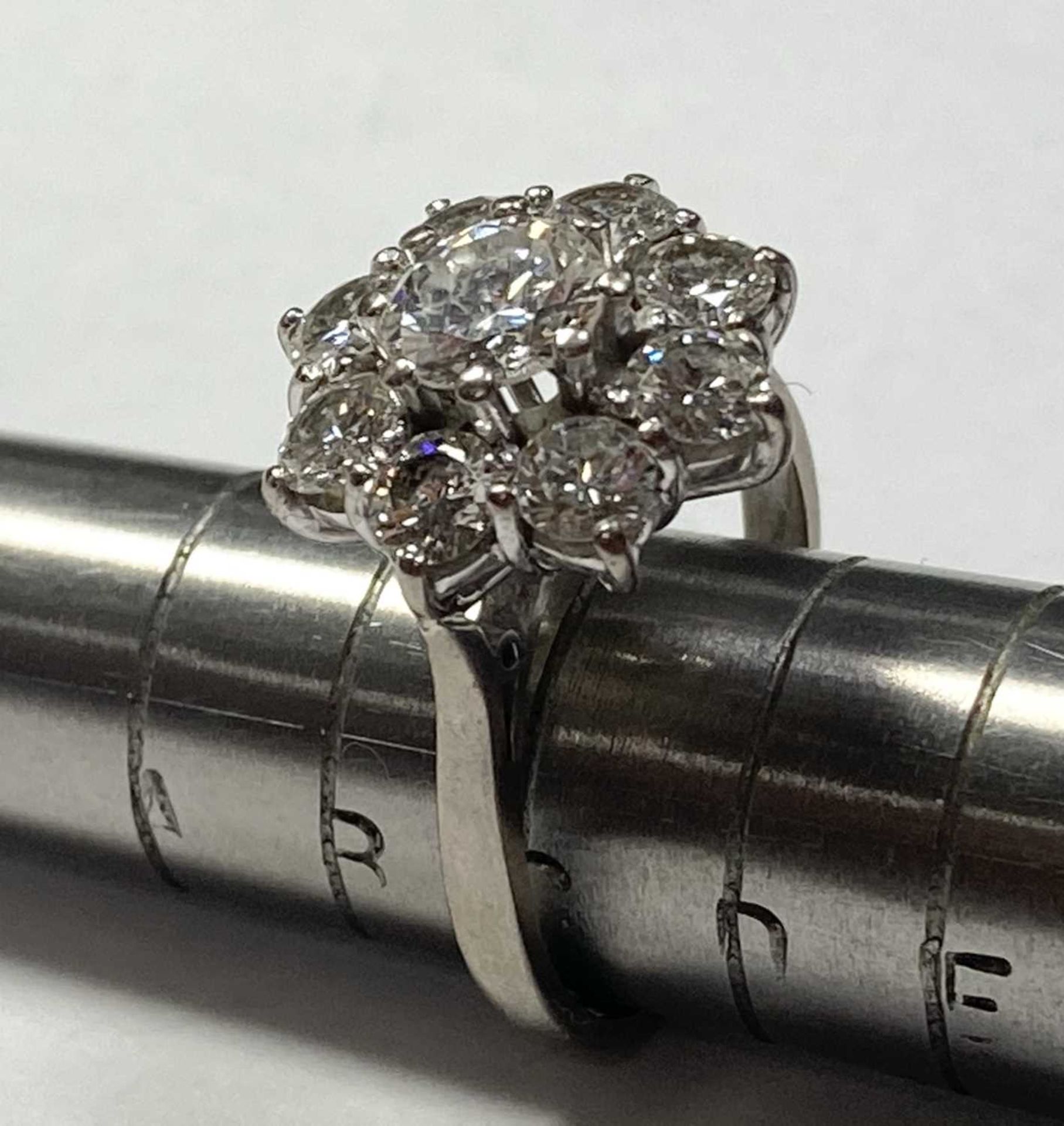 A white gold diamond cluster ring, - Bild 7 aus 9