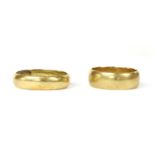 An 18ct gold 'D' section wedding ring,