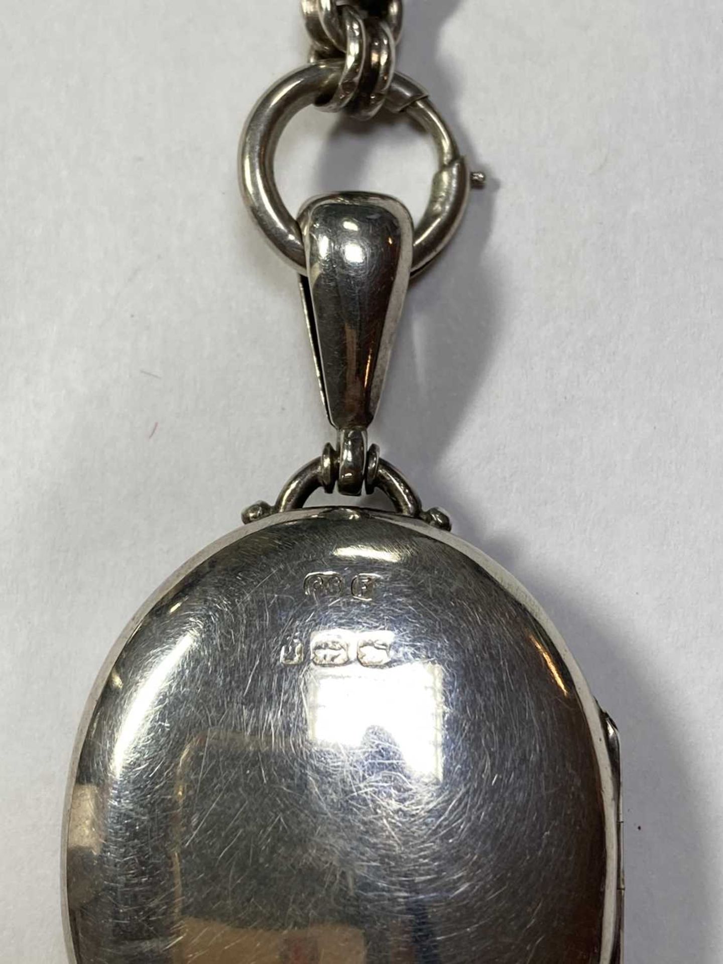 A Victorian sterling silver locket and collar, - Bild 3 aus 8