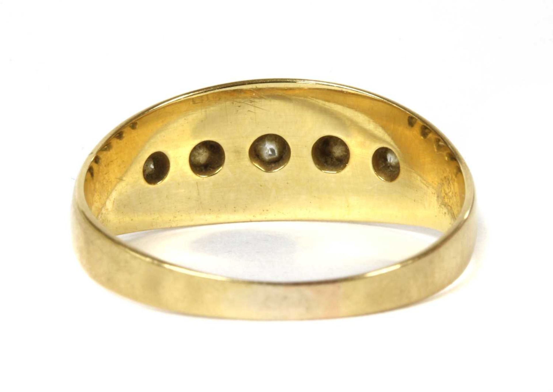 An 18ct gold five stone diamond ring, - Bild 2 aus 3