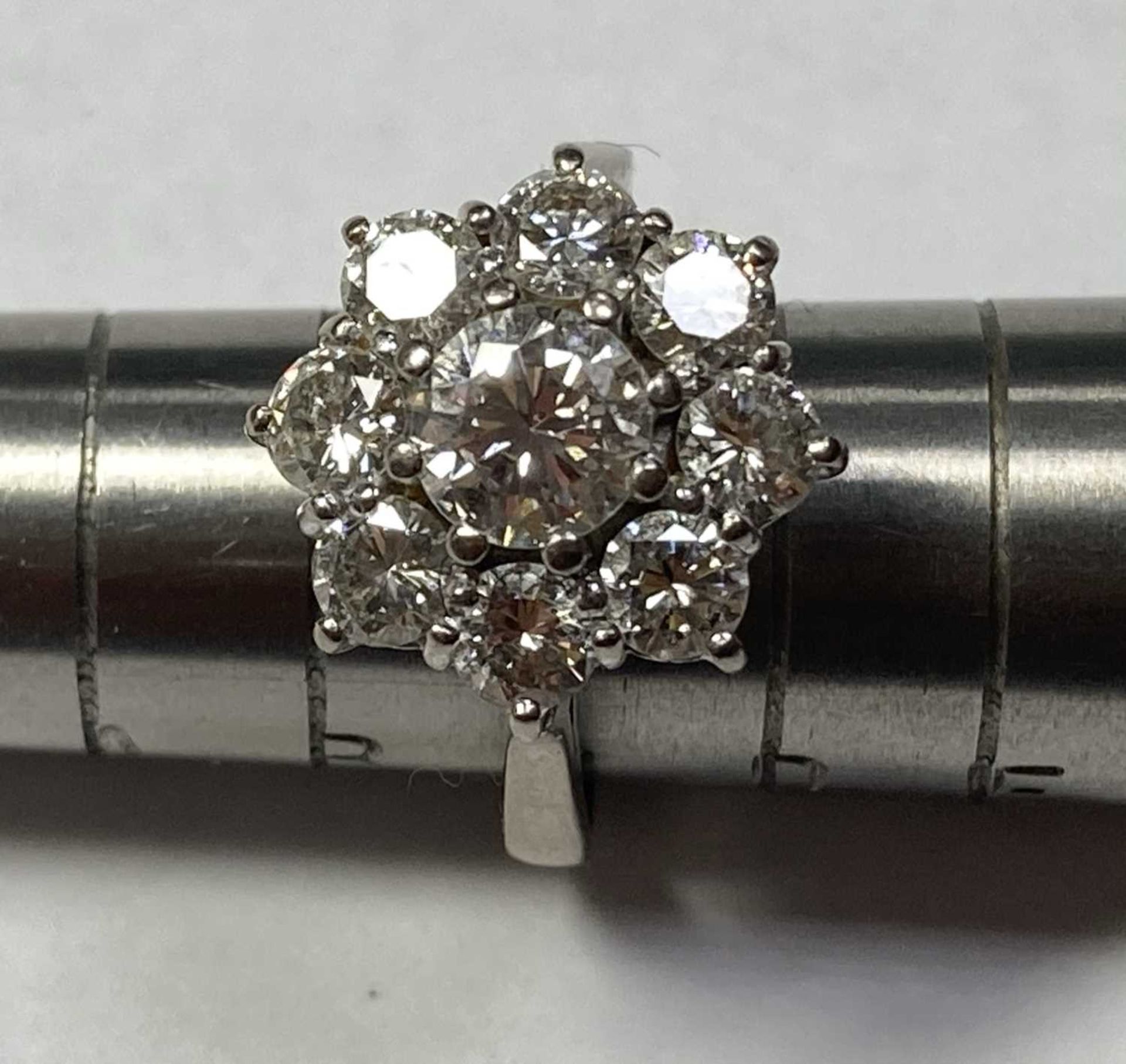 A white gold diamond cluster ring, - Bild 6 aus 9