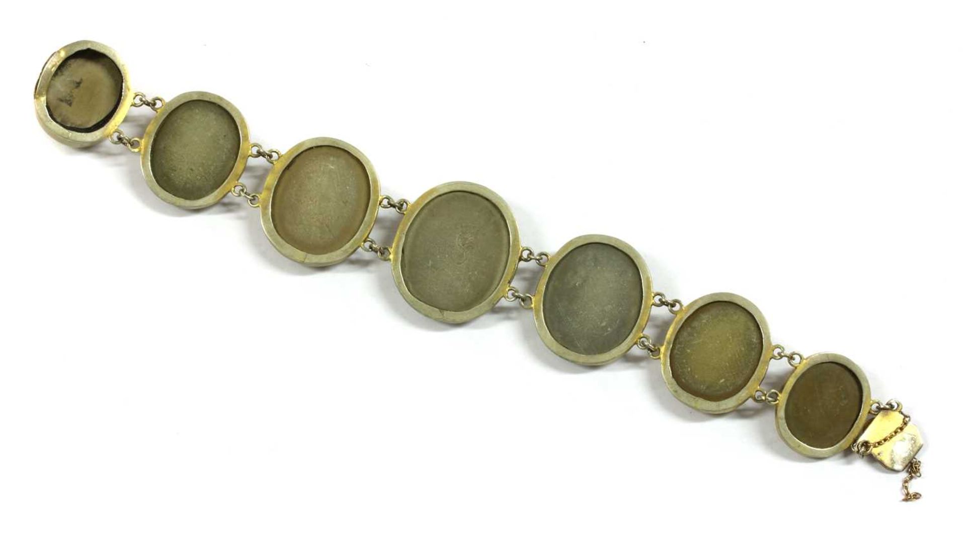 A gilt metal lava stone cameo bracelet, - Bild 2 aus 10