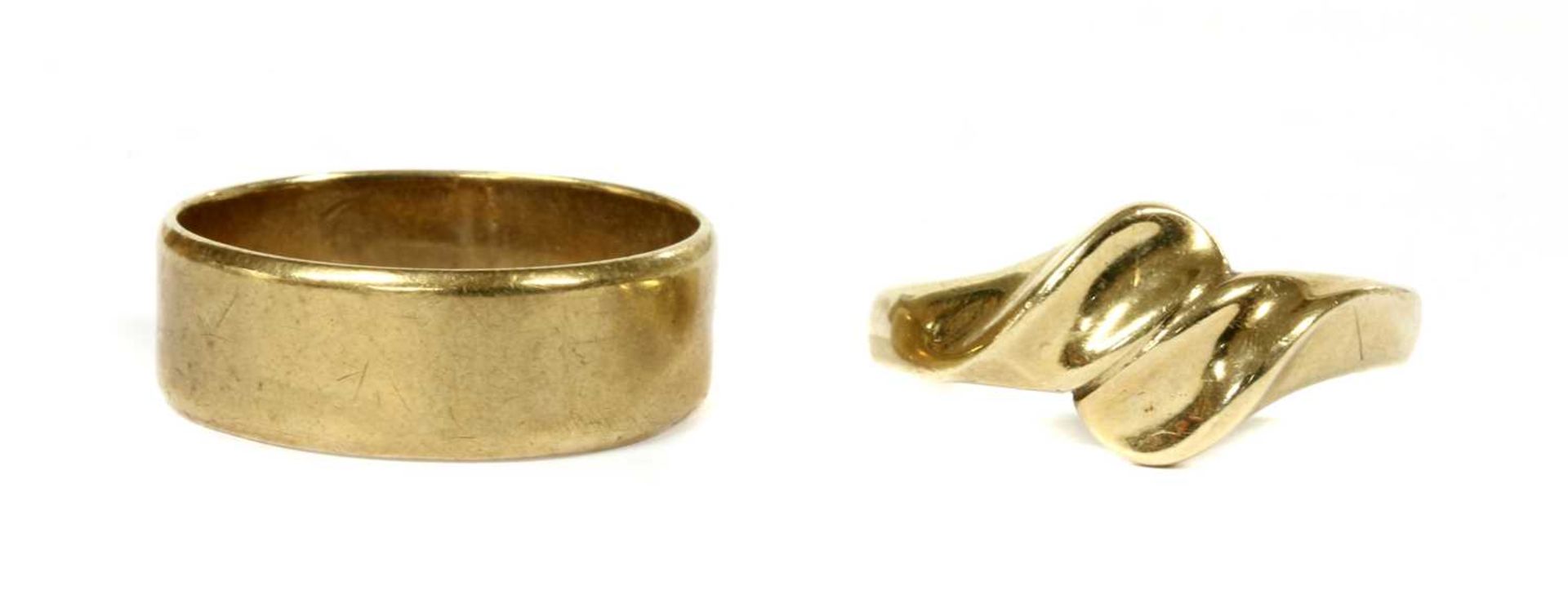 A 9ct gold flat section wedding ring,