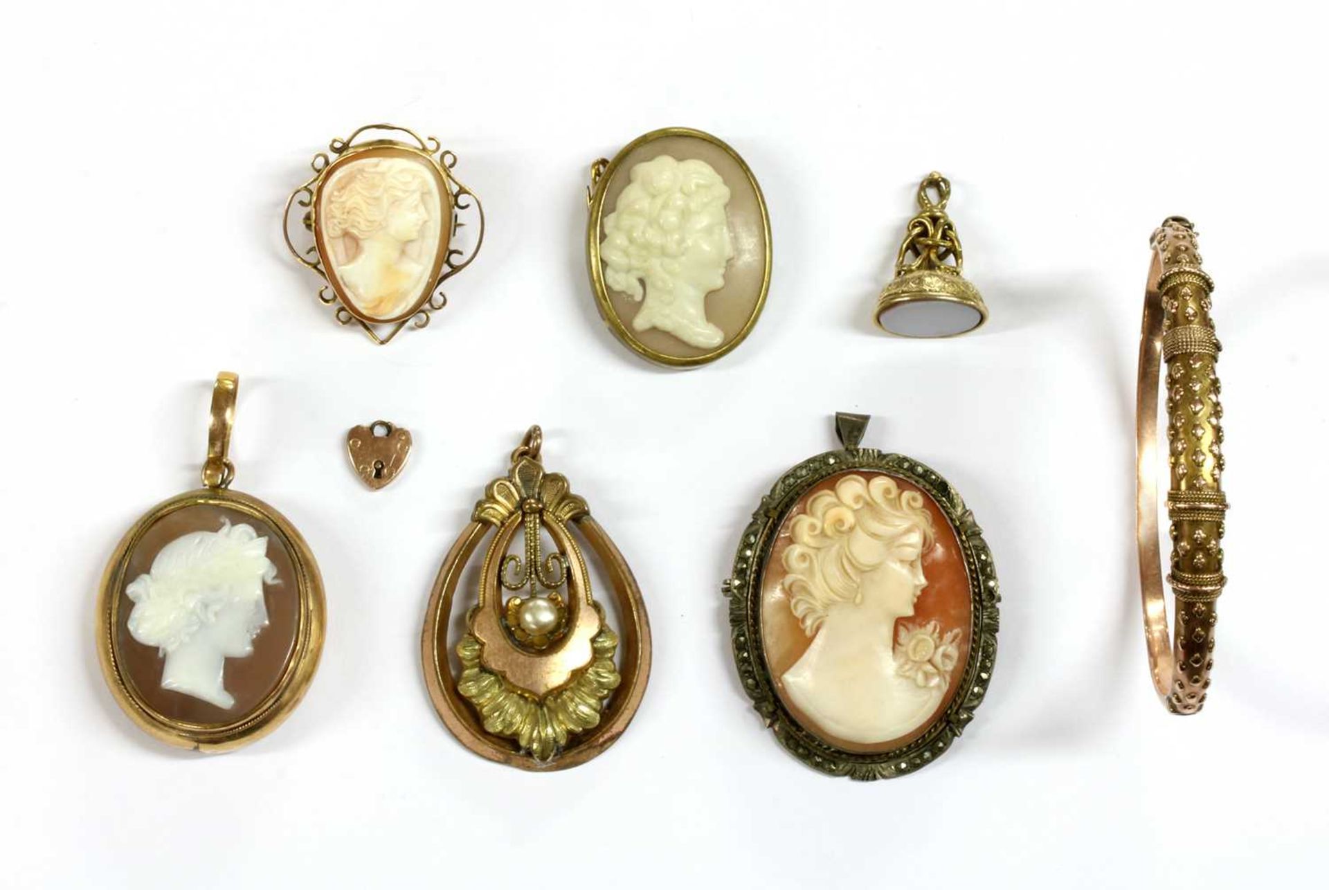 A quantity of jewellery,