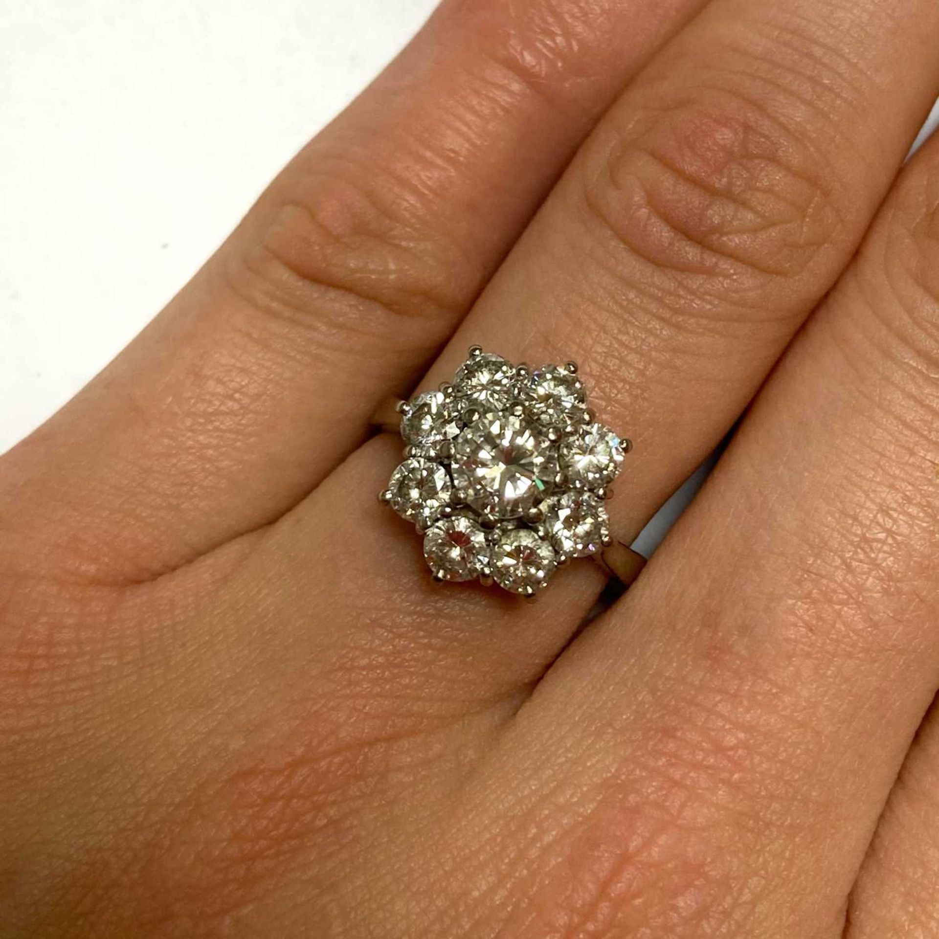 A white gold diamond cluster ring, - Bild 4 aus 9