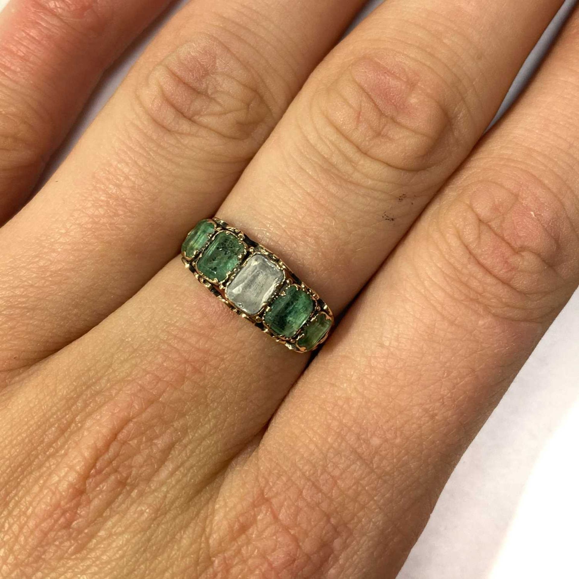 A Victorian gold white gemstone and emerald ring, - Bild 3 aus 8