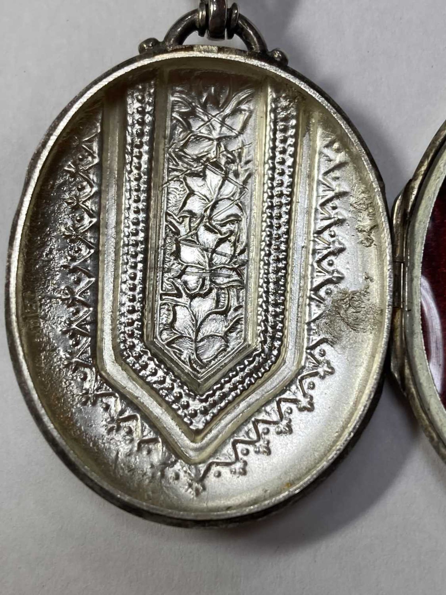 A Victorian sterling silver locket and collar, - Bild 8 aus 8