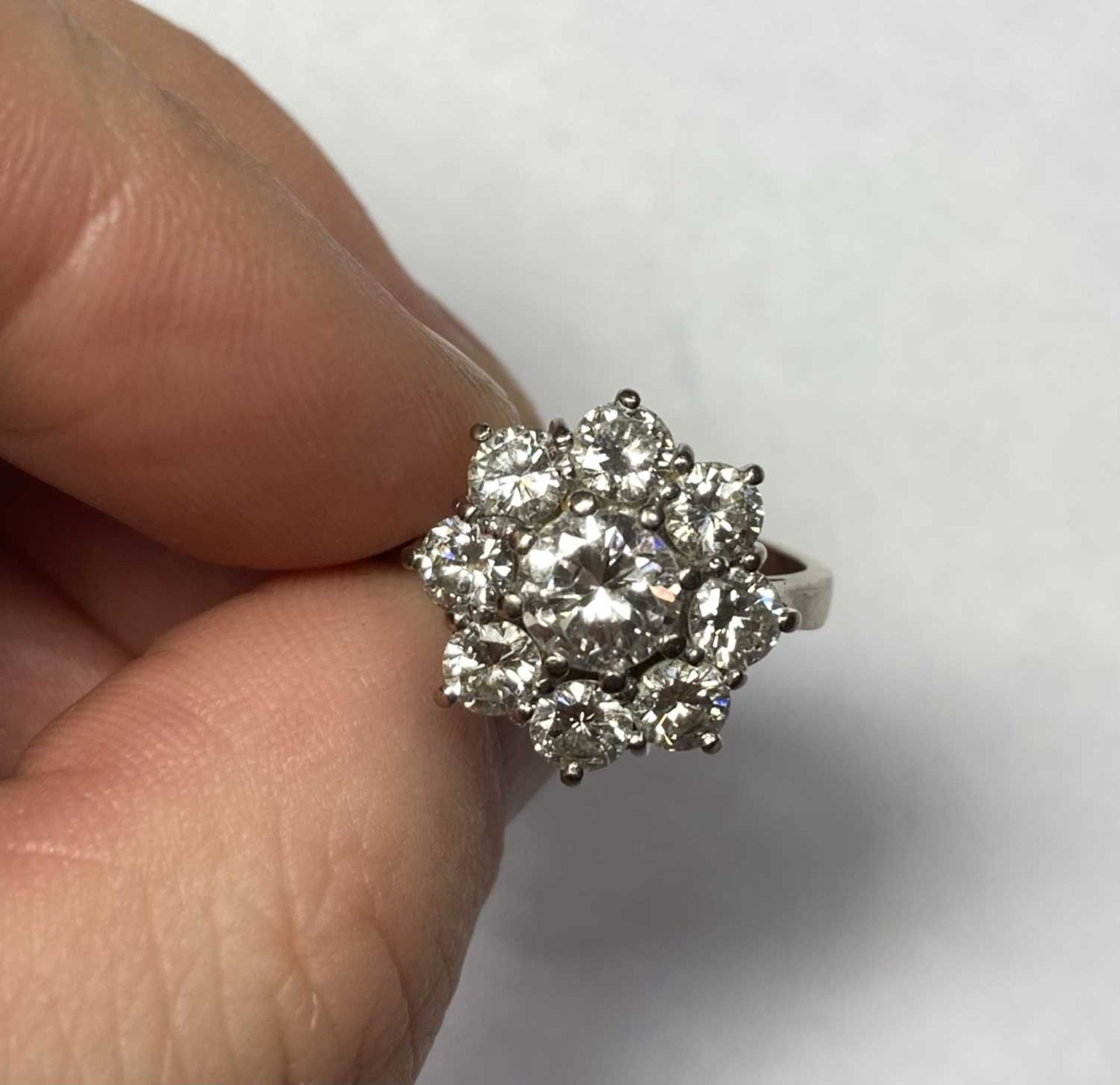 A white gold diamond cluster ring, - Bild 5 aus 9