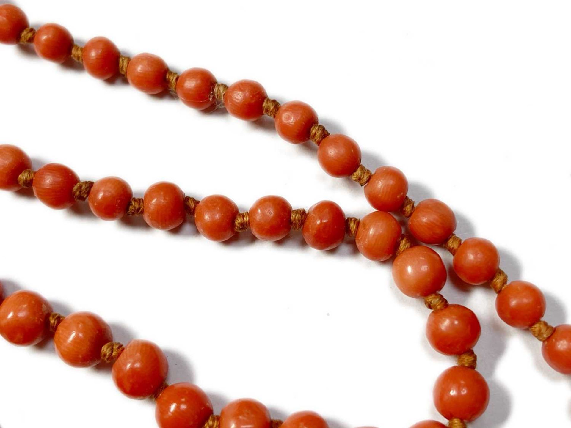 A single row graduated coral bead necklace, - Bild 5 aus 12