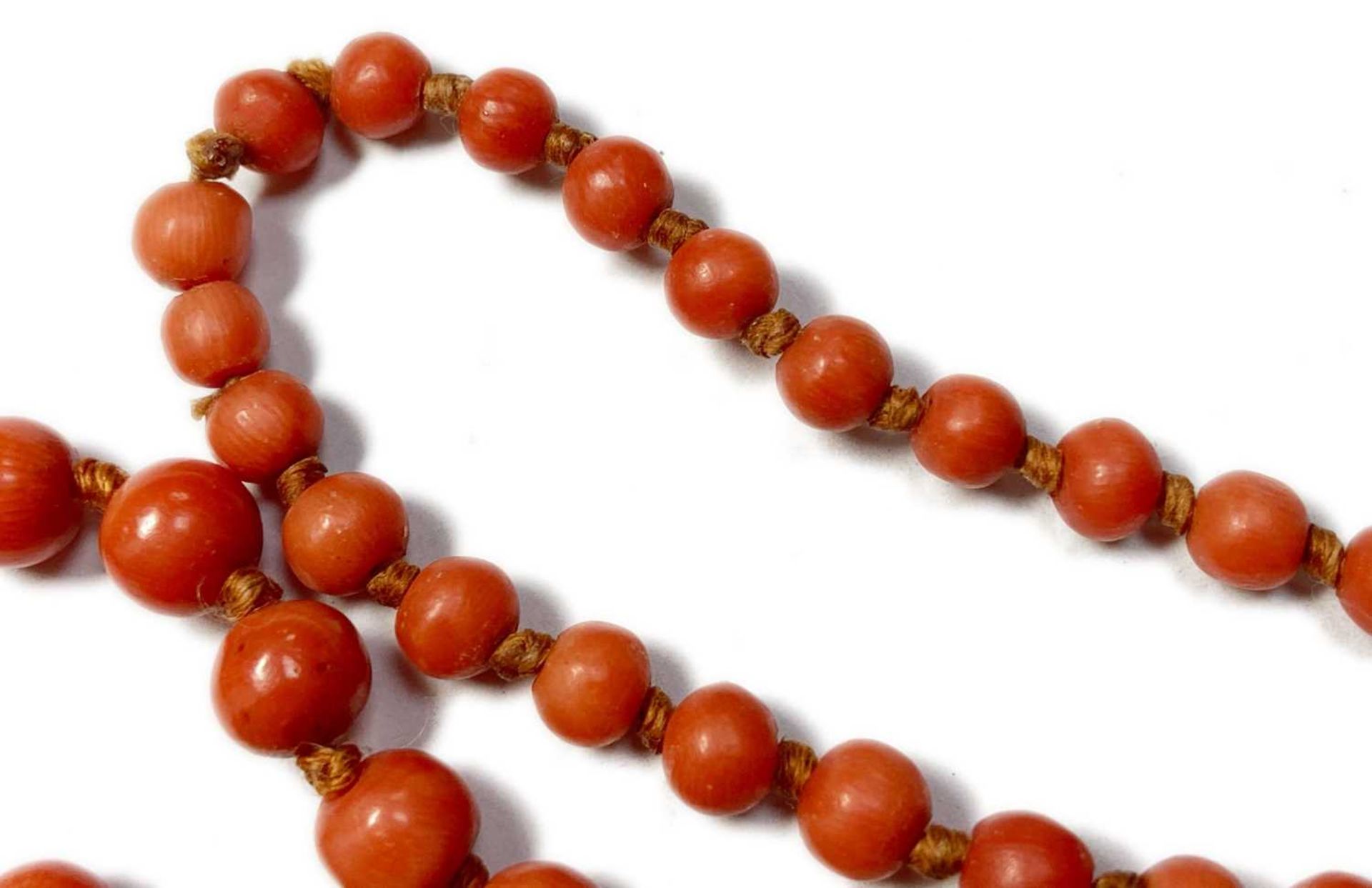 A single row graduated coral bead necklace, - Bild 10 aus 12