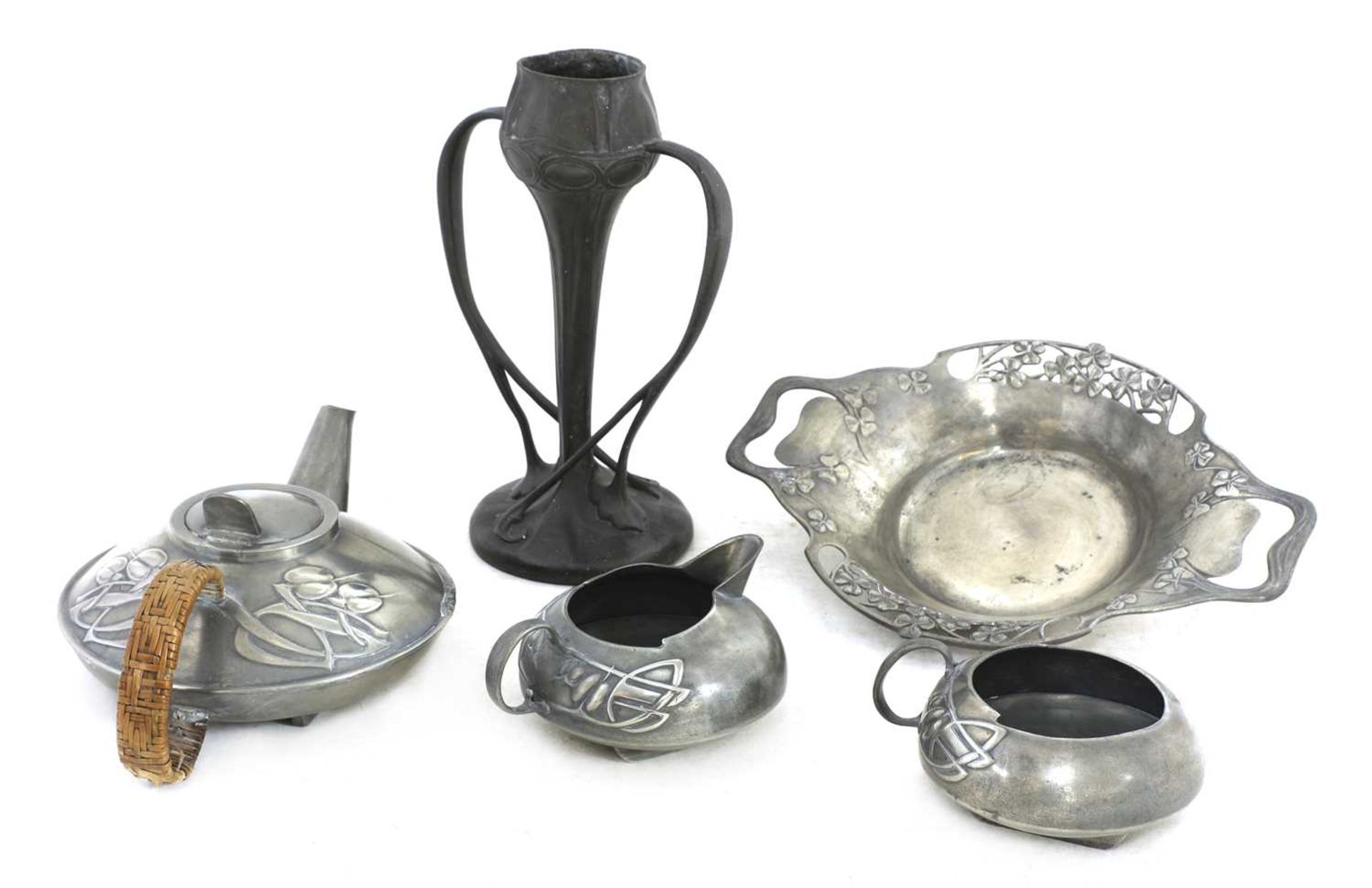 A collection of Tudric pewter items, - Bild 5 aus 5