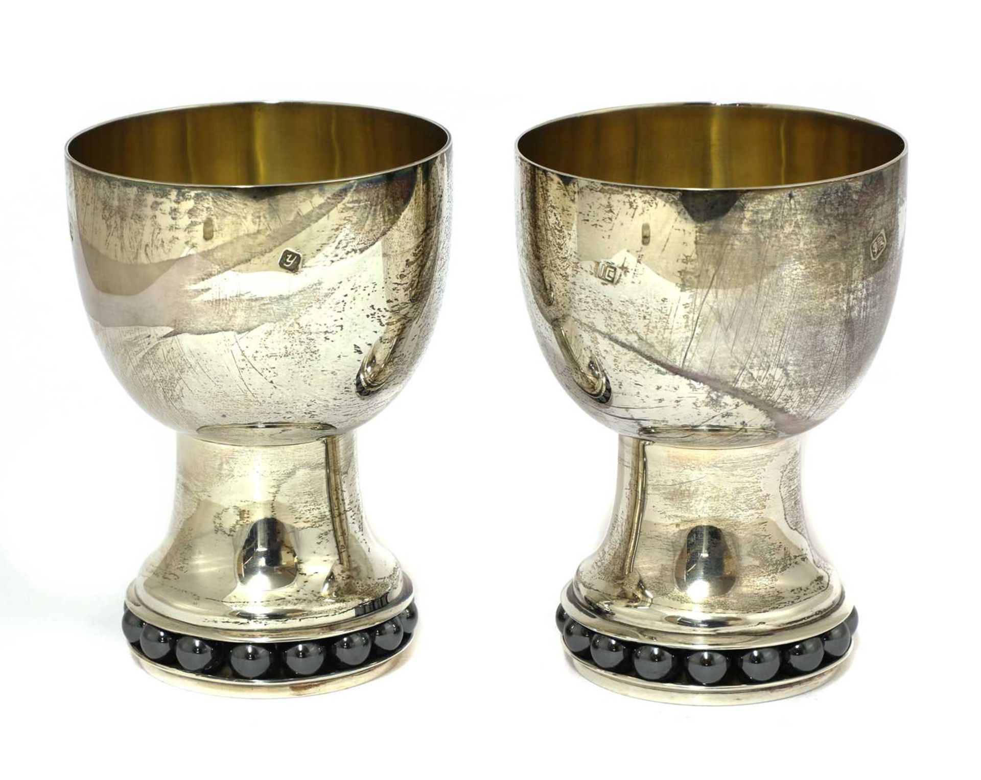 A contemporary silver wine jug and two goblets, - Bild 2 aus 10